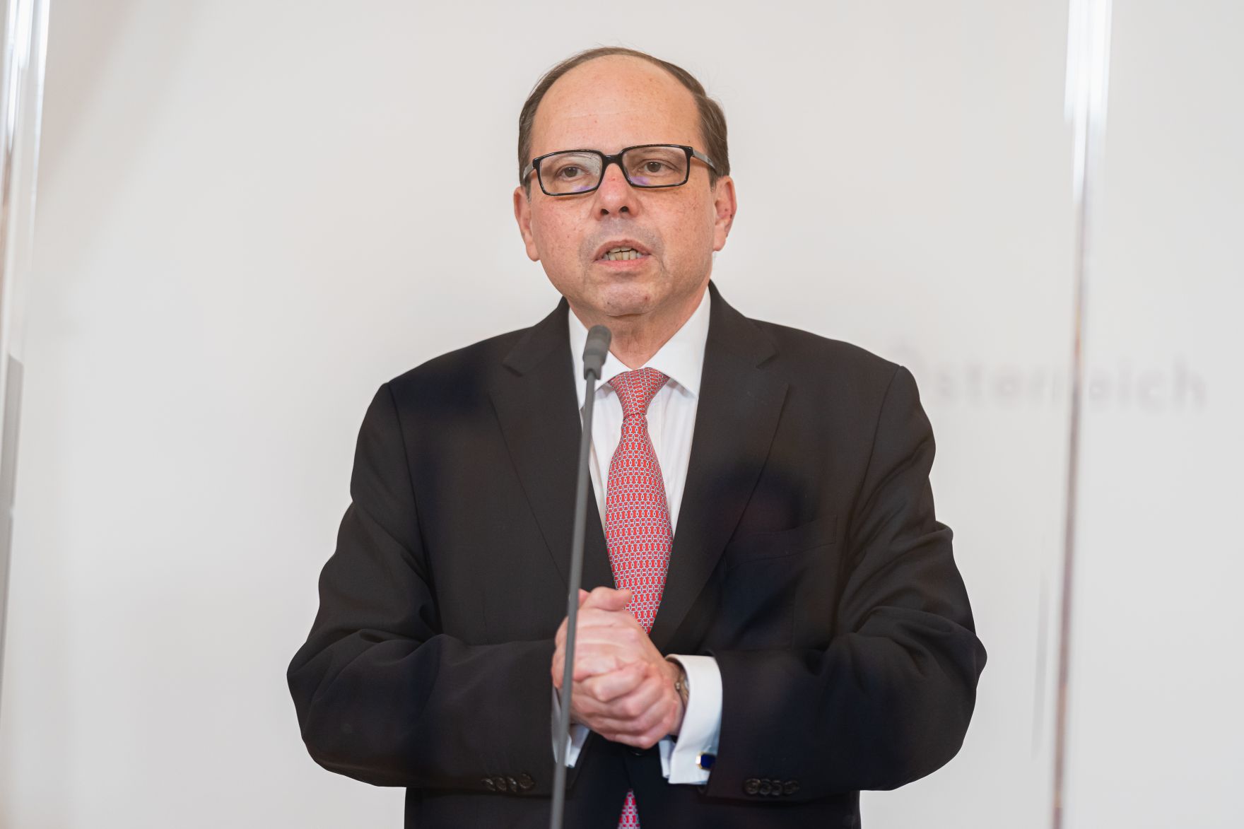 Am 3. Dezember 2021 fand ein Doorstep im Zuge der Gespr&auml;chsrunden zum Thema Impfpflicht statt. Im Bild &Auml;rztekammerpr&auml;sident Thomas Szekeres.