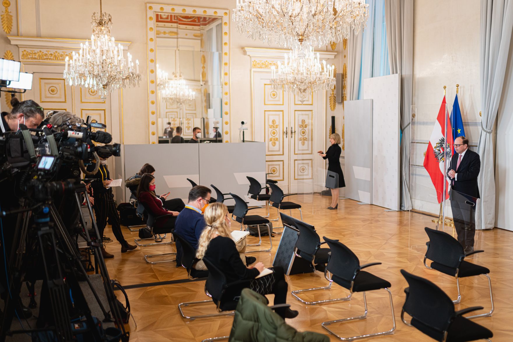 Am 3. Dezember 2021 fand ein Doorstep im Zuge der Gespr&auml;chsrunden zum Thema Impfpflicht statt. Im Bild &Auml;rztekammerpr&auml;sident Thomas Szekeres.