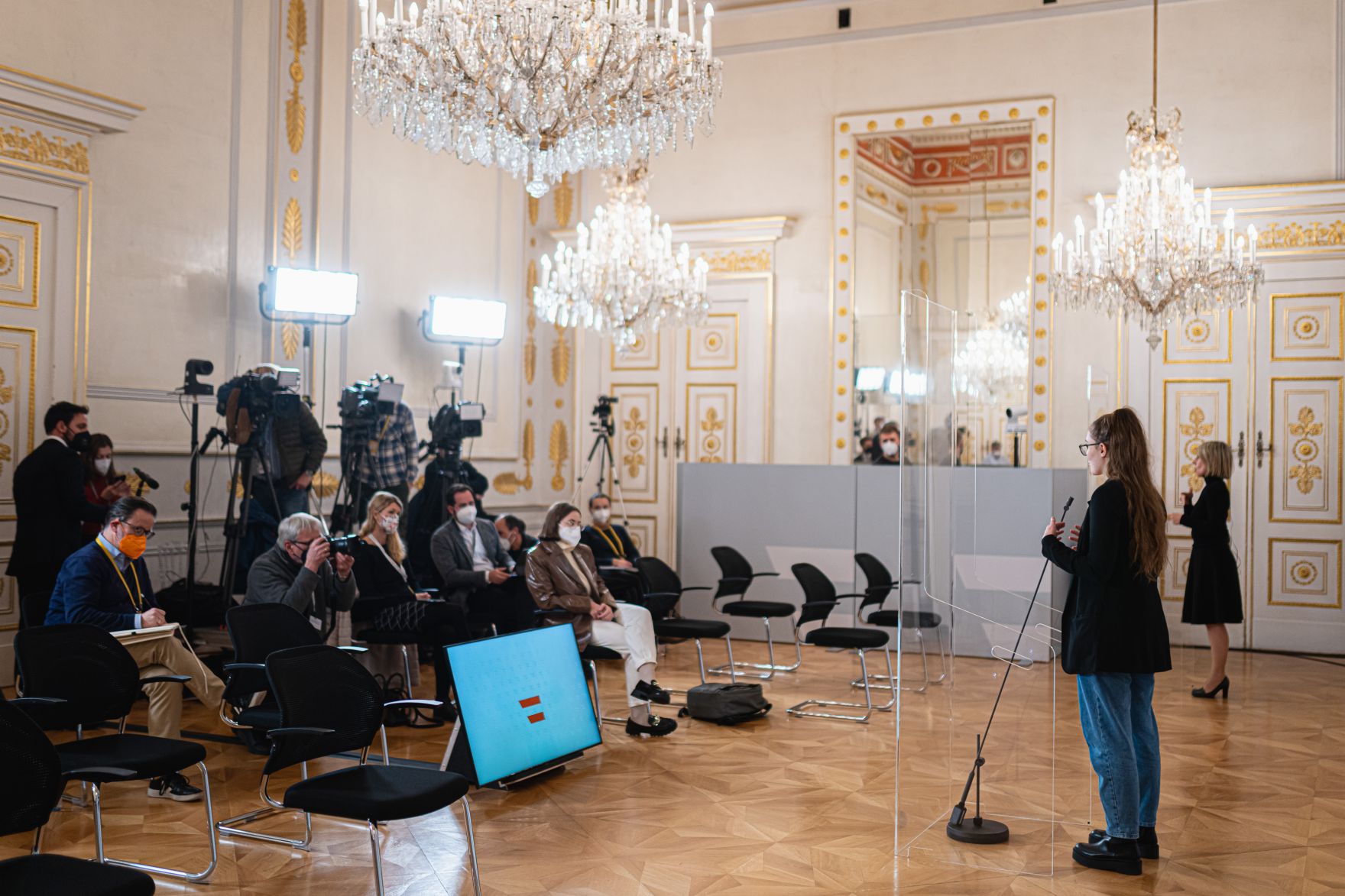 Am 3. Dezember 2021 fand ein Doorstep im Zuge der Gespr&auml;chsrunden zum Thema Impfpflicht statt. Im Bild die Stellvertretende Vorsitzende der &Ouml;H, Naima Gobara.