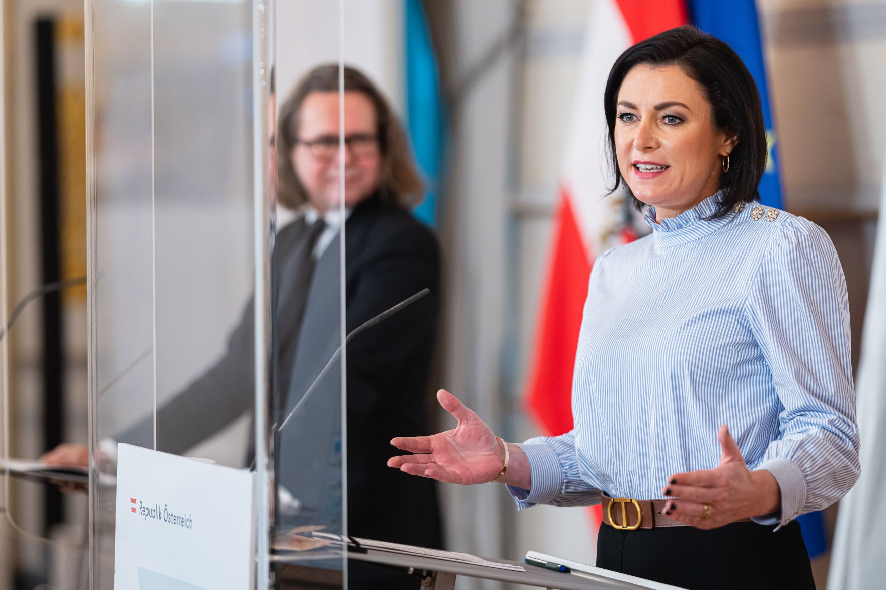 Am 17. Dezember 2021 fand eine Pressekonferenz zum Ninja-Pass f&uuml;r die Ferien mit Bundesministerin Elisabeth K&ouml;stinger (r.) und Bundesminister Martin Polaschek (l.).