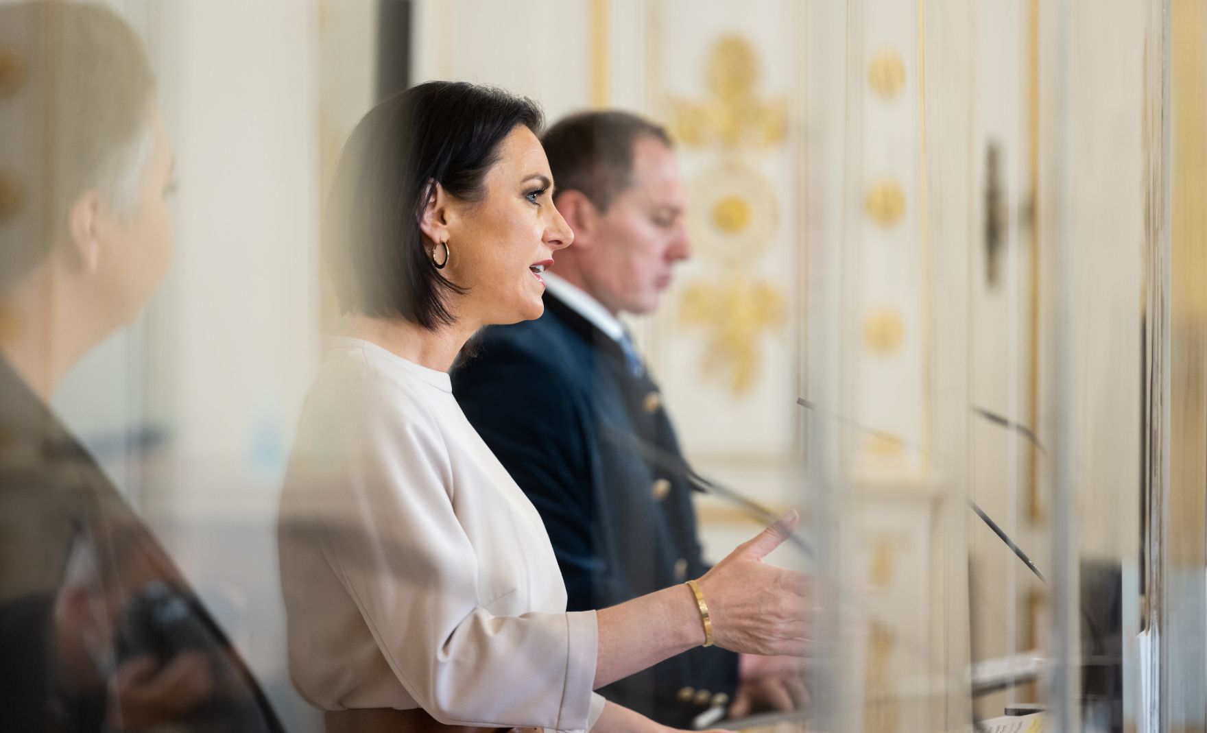 Am 22. Dezember 2021 fand eine Pressekonferenz zum Thema &bdquo;Politische Einigung zur Gemeinsamen Agrarpolitik ab 2023&ldquo;. Im Bild Bundesministerin Elisabeth K&ouml;stinger (m.), Landwirtschaftssprecherin der Gr&uuml;nen Olga Voglauer (l.) und Pr&auml;sident der Landwirtschaftskammer &Ouml;sterreich Josef Moosbrugger (r.).