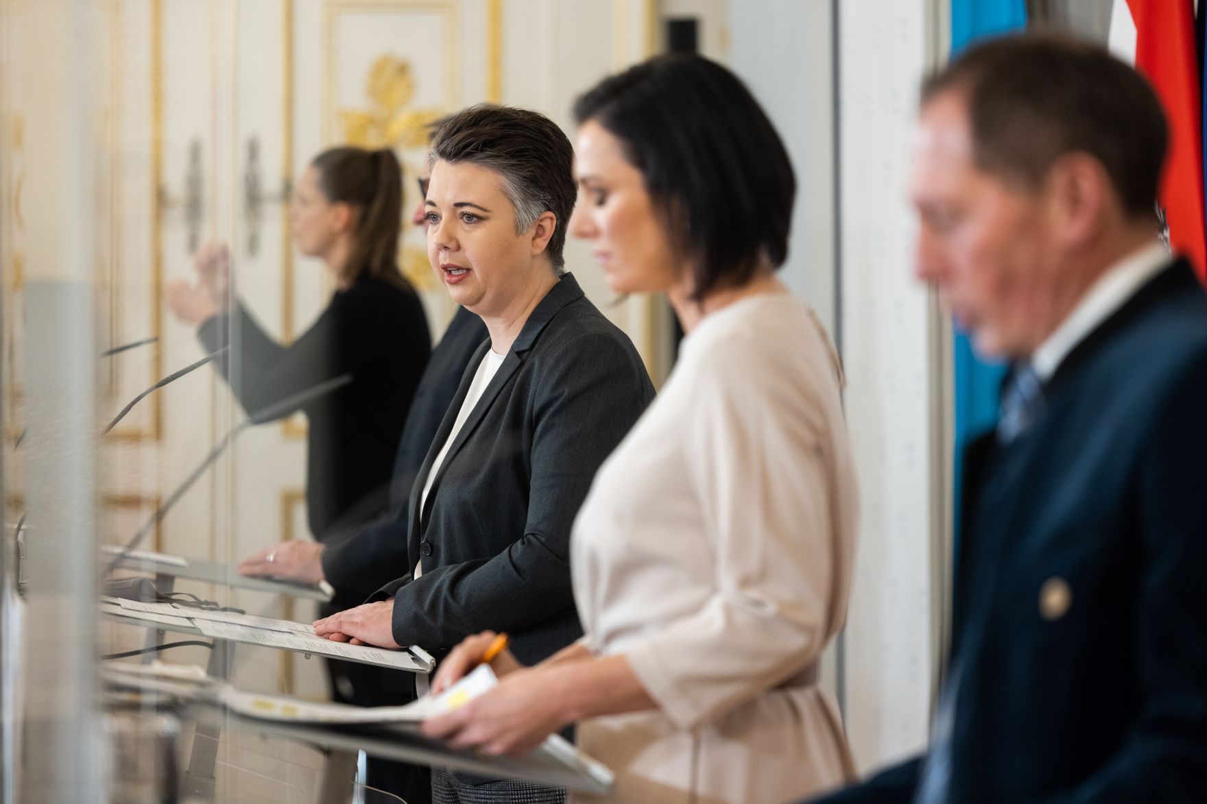 Am 22. Dezember 2021 fand eine Pressekonferenz zum Thema &bdquo;Politische Einigung zur Gemeinsamen Agrarpolitik ab 2023&ldquo;. Im Bild Bundesministerin Elisabeth K&ouml;stinger (m.r.), Landwirtschaftssprecherin der Gr&uuml;nen Olga Voglauer (m.l.), Landwirtschaftssprecher der &Ouml;VP Georg Strasser (l.) und Pr&auml;sident der Landwirtschaftskammer &Ouml;sterreich Josef Moosbrugger (r.).