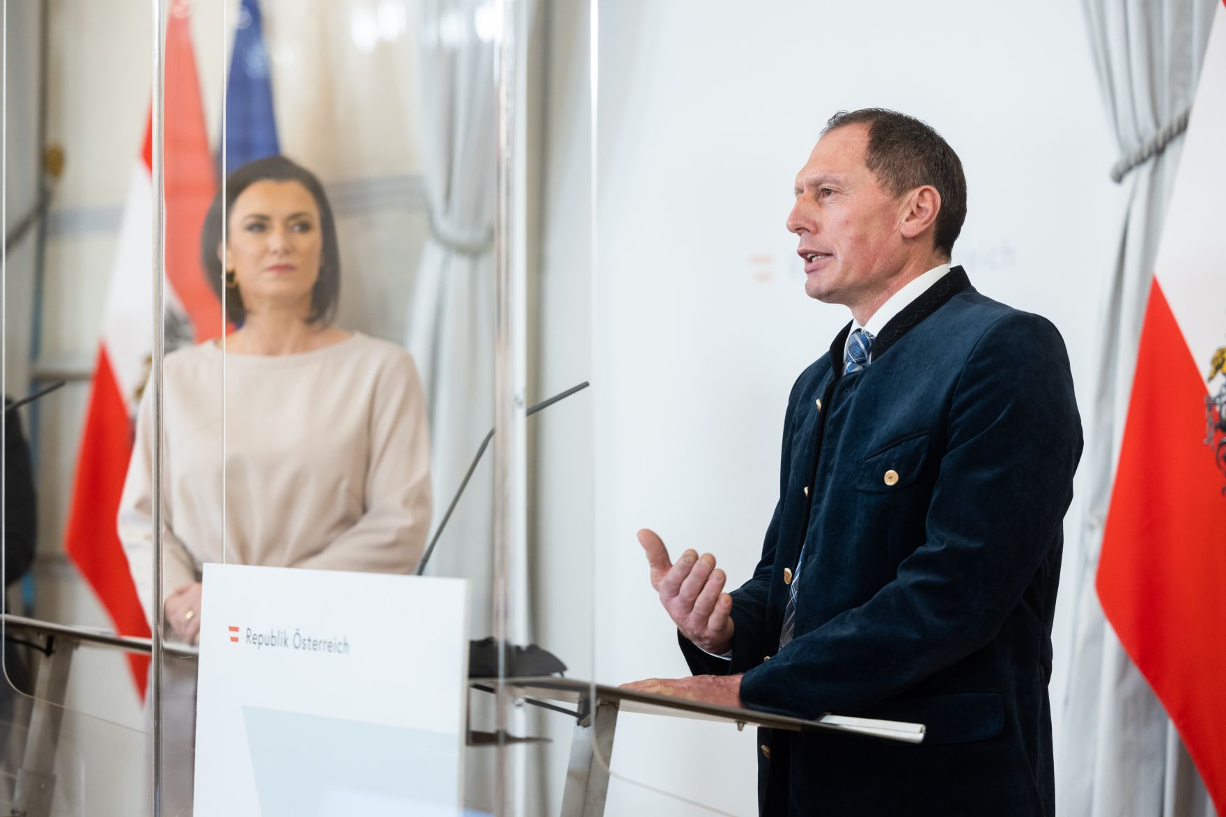 Am 22. Dezember 2021 fand eine Pressekonferenz zum Thema &bdquo;Politische Einigung zur Gemeinsamen Agrarpolitik ab 2023&ldquo;. Im Bild Bundesministerin Elisabeth K&ouml;stinger (l.) und Pr&auml;sident der Landwirtschaftskammer &Ouml;sterreich Josef Moosbrugger (r.).