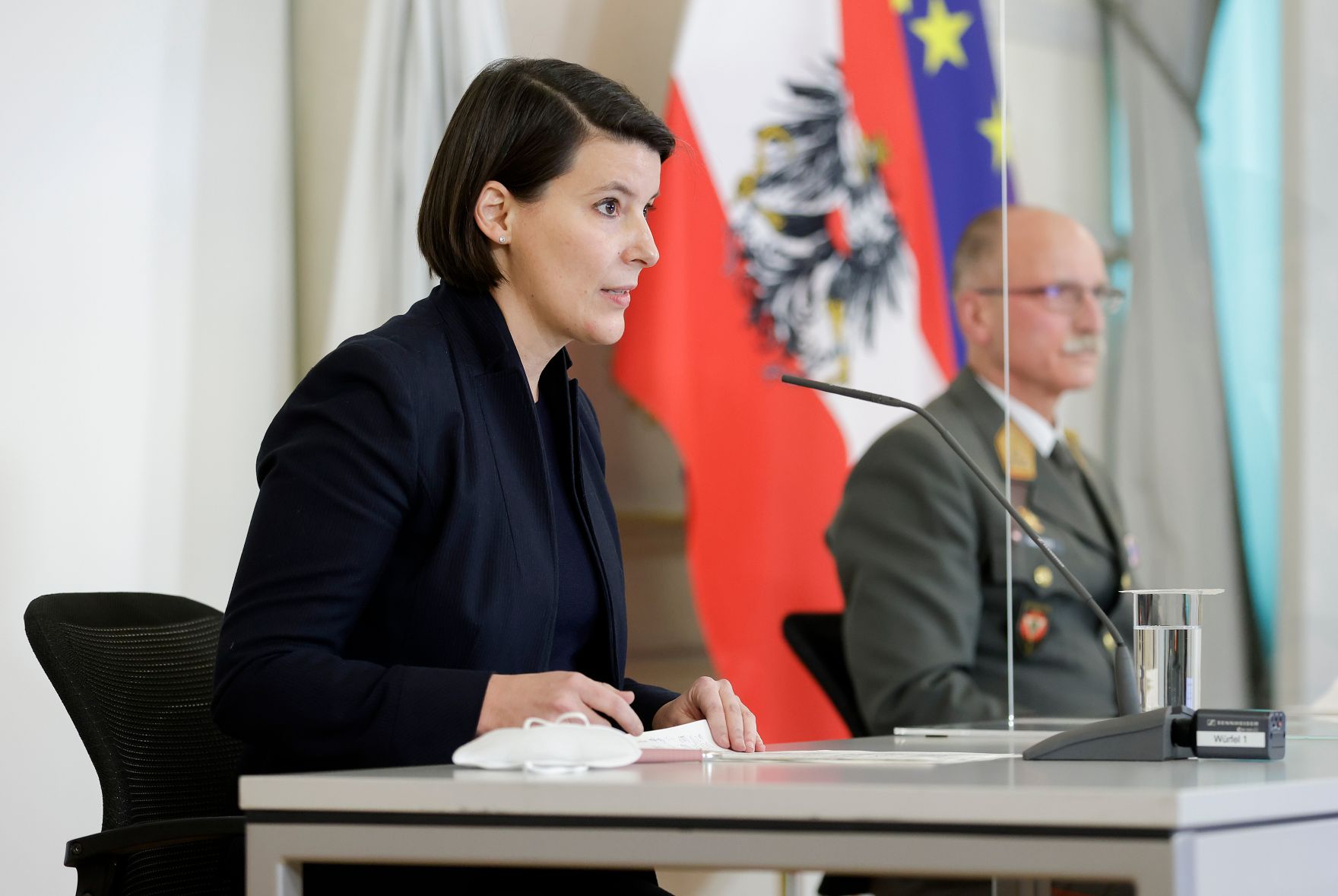 Am 22. Dezember 2021 fand eine Pressekonferenz der Taskforce GECKO zur aktuellen Coronalage statt. Im Bild die Generaldirektorin f&uuml;r die &ouml;ffentliche Gesundheit, Katharina Reich (l.) und Generalleutnant Norbert Gehart (r.).