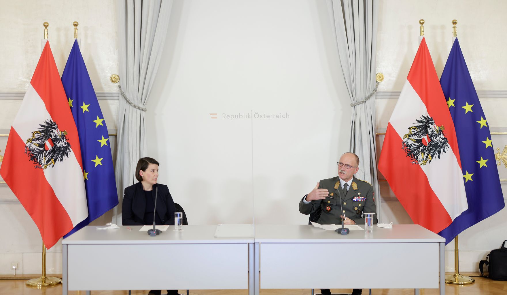 Am 22. Dezember 2021 fand eine Pressekonferenz der Taskforce GECKO zur aktuellen Coronalage statt. Im Bild die Generaldirektorin f&uuml;r die &ouml;ffentliche Gesundheit, Katharina Reich (l.) und Generalleutnant Norbert Gehart (r.).