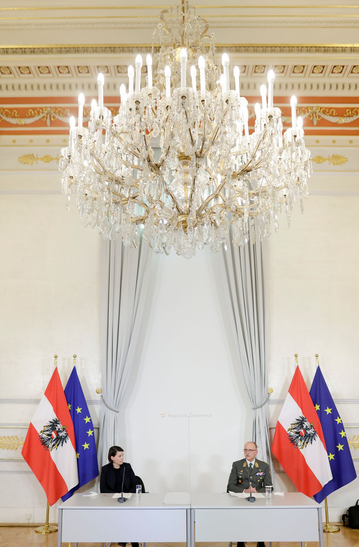 Am 22. Dezember 2021 fand eine Pressekonferenz der Taskforce GECKO zur aktuellen Coronalage statt. Im Bild die Generaldirektorin f&uuml;r die &ouml;ffentliche Gesundheit, Katharina Reich (l.) und Generalleutnant Norbert Gehart (r.).