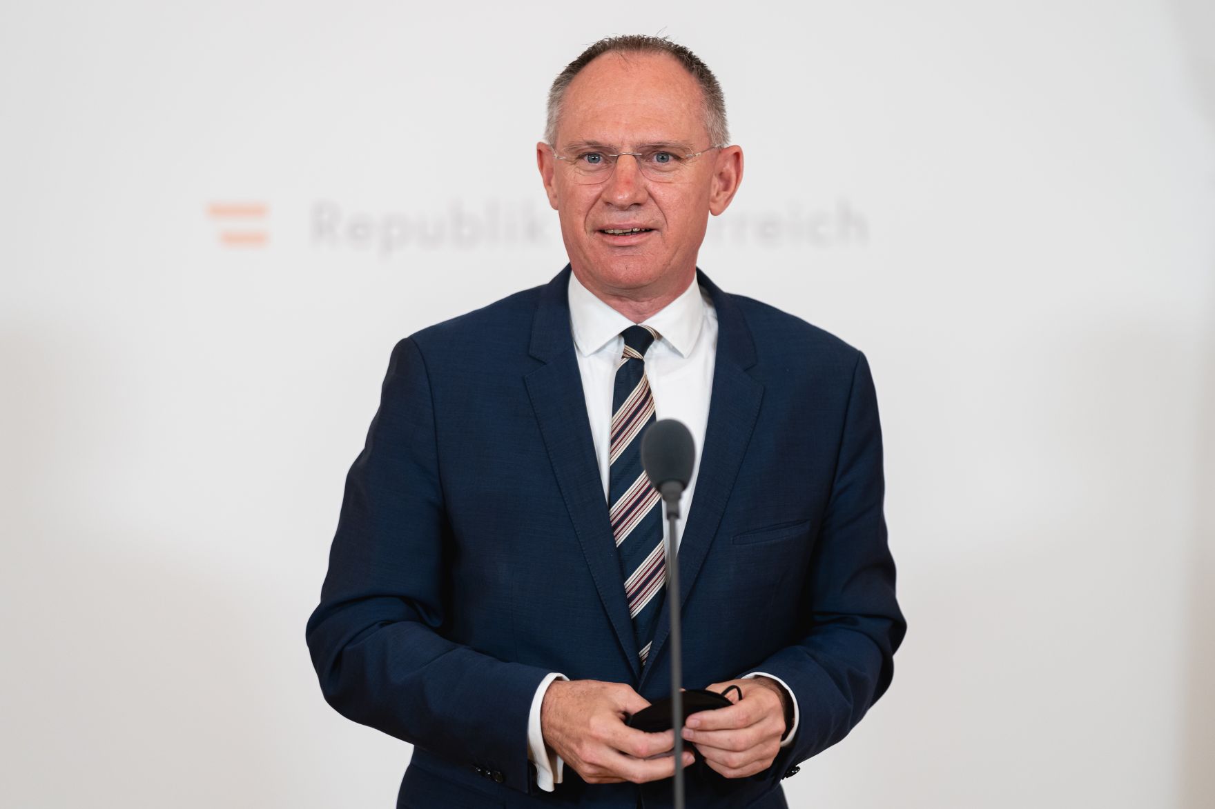 Am 30. M&auml;rz 2022 nahm Bundesminister Gerhard Karner (im Bild) am Doorstep vor dem Ministerrat teil.