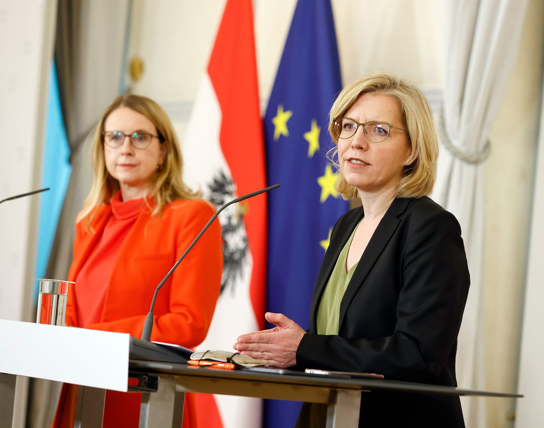 Am 6. April 2022 nahmen Bundesministerin Margarete Schramb&ouml;ck (l.) und Bundesministerin Leonore Gewessler (r.) am Pressefoyer nach dem Ministerrat teil.
