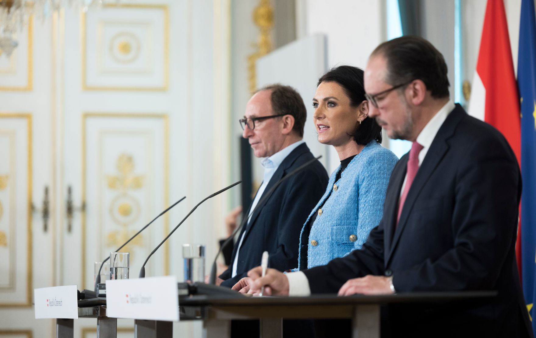 Am 4. Mai 2022 nahmen Bundesminister Alexander Schallenberg (r.), Bundesministerin Elisabeth K&ouml;stinger (m.) und Bundesminister Johannes Rauch (l.) am Pressefoyer nach dem Ministerrat teil.