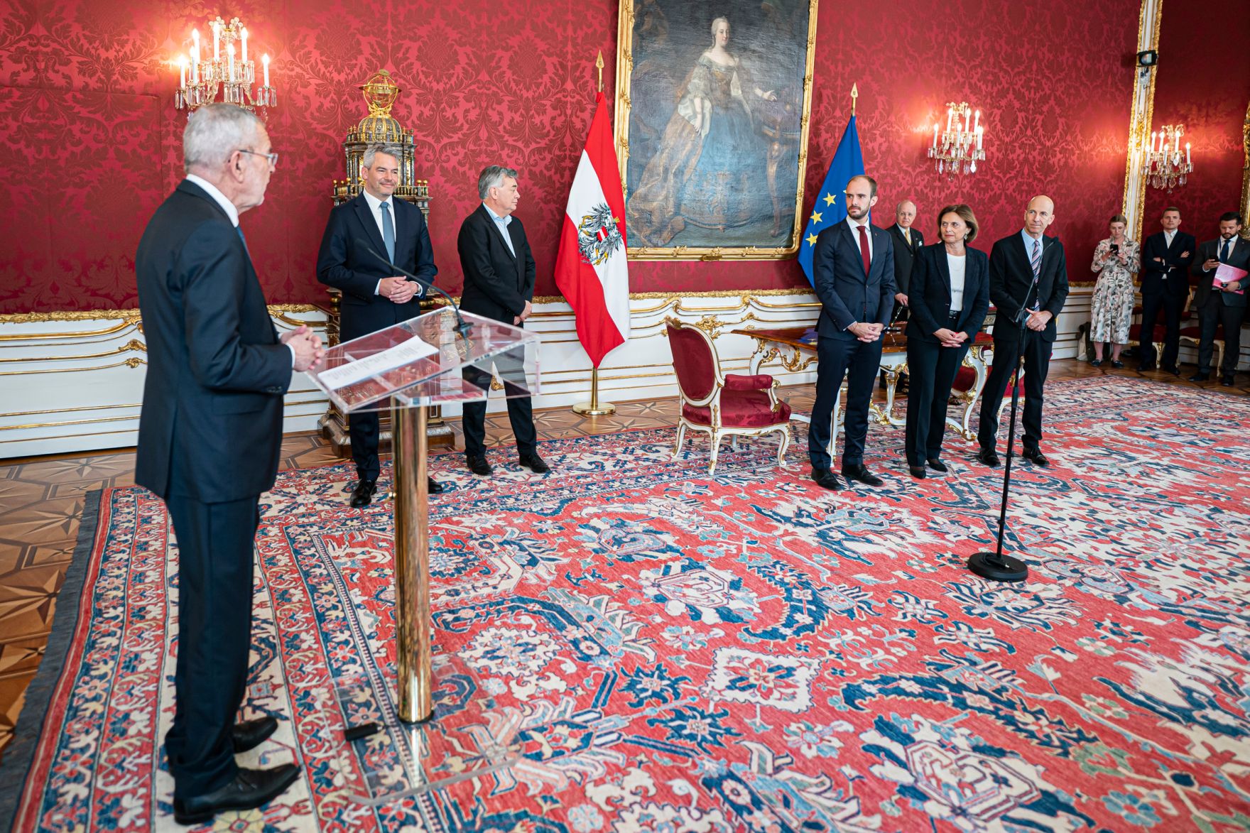 Am 11. Mai 2022 wurden Staatssekret&auml;rin Susanne Kraus-Winkler (2.v.r.) und Staatssekret&auml;r Florian Tursky (3.v.r.) angelobt. Im Bild mit Bundeskanzler Karl Nehammer (2.v.l.), Bundespr&auml;sident Alexander Van der Bellen (l.), Vizekanzler Werner Kogler (3.v.l.) und Bundesminister Martin Kocher (r.).