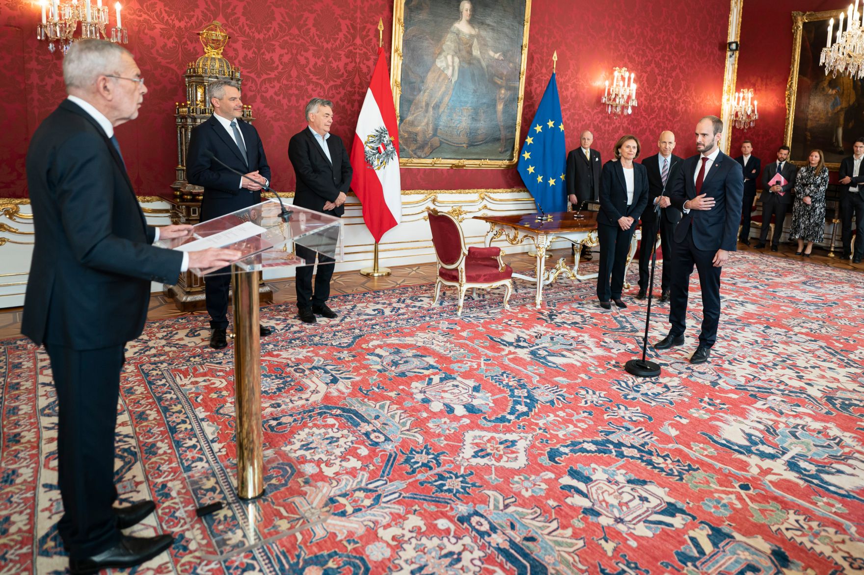 Am 11. Mai 2022 wurden Staatssekret&auml;rin Susanne Kraus-Winkler (3.v.r.) und Staatssekret&auml;r Florian Tursky (r.) angelobt. Im Bild mit Bundeskanzler Karl Nehammer (2.v.l.), Bundespr&auml;sident Alexander Van der Bellen (l.), Vizekanzler Werner Kogler (3.v.l.) und Bundesminister Martin Kocher (2.v.r.).