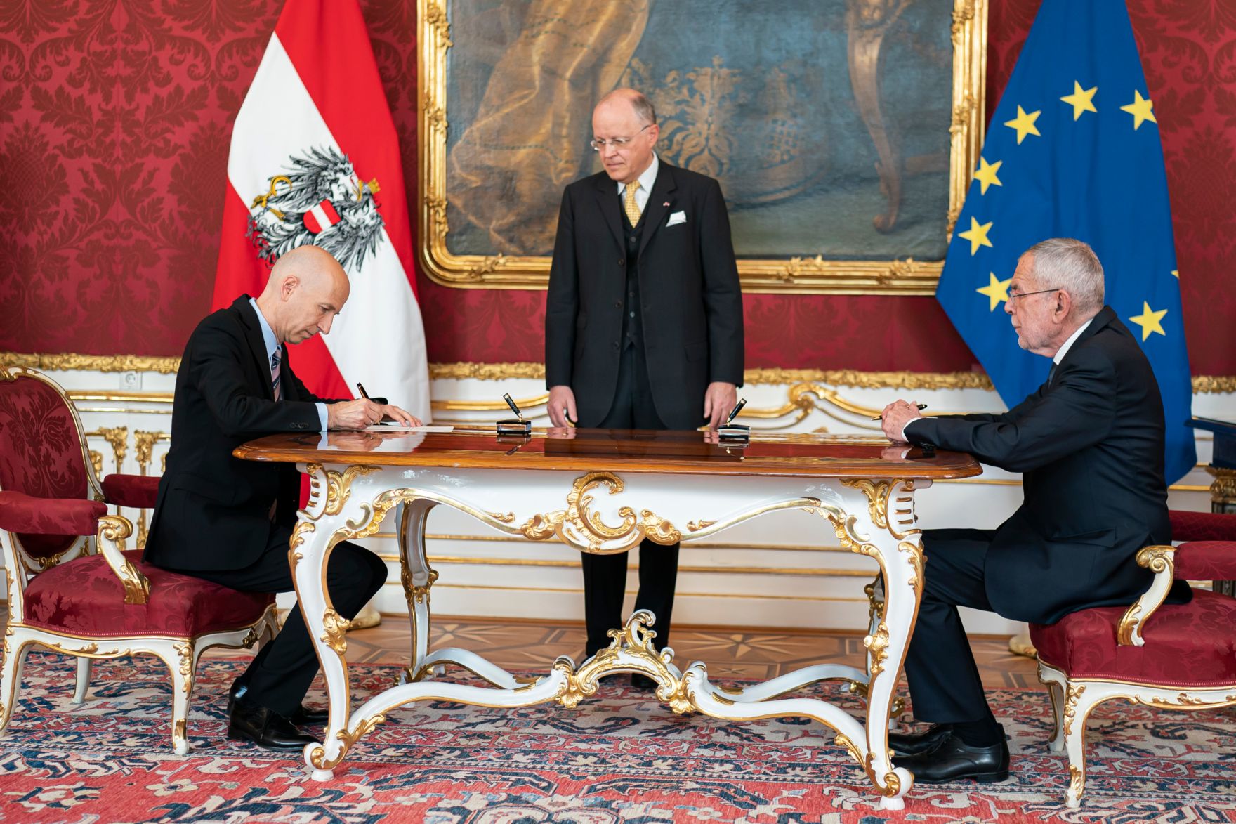Am 11. Mai 2022 wurden Staatssekret&auml;rin Susanne Kraus-Winkler und Staatssekret&auml;r Florian Tursky angelobt. Im Bild Bundespr&auml;sident Alexander Van der Bellen (r.) und Bundesminister Martin Kocher (l.).