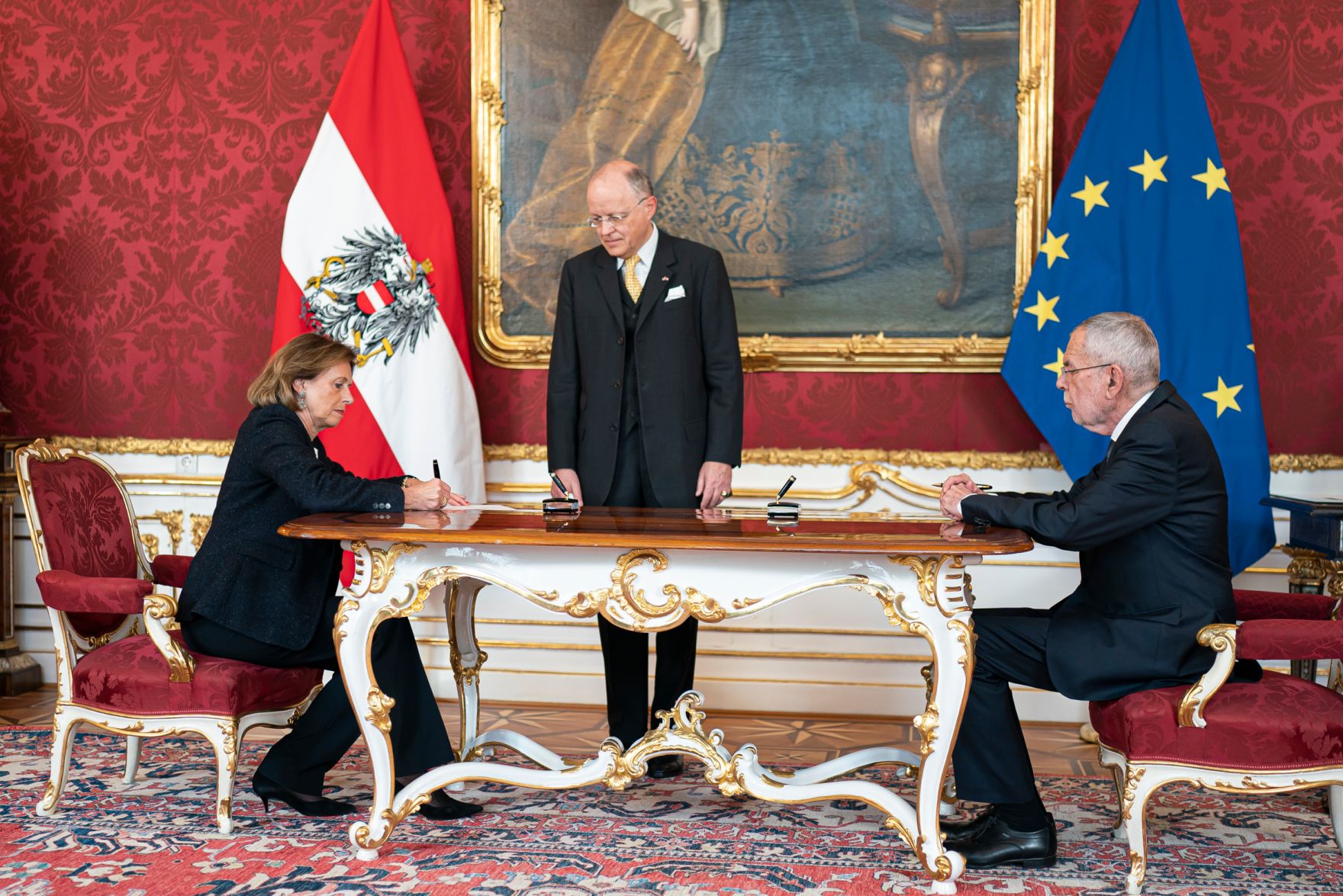Am 11. Mai 2022 wurden Staatssekret&auml;rin Susanne Kraus-Winkler (l) und Staatssekret&auml;r Florian Tursky angelobt. Im Bild mit Bundespr&auml;sident Alexander Van der Bellen (r.)