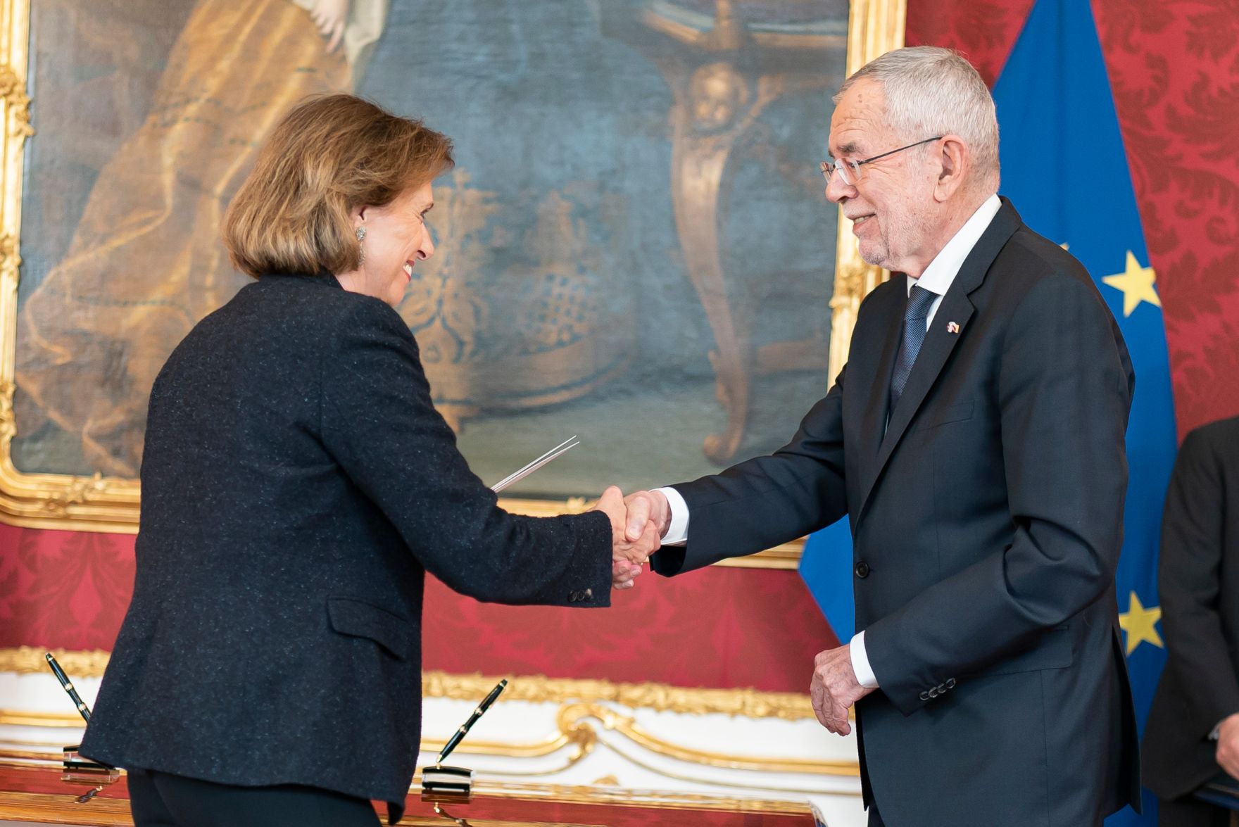 Am 11. Mai 2022 wurden Staatssekret&auml;rin Susanne Kraus-Winkler (l.) und Staatssekret&auml;r Florian Tursky angelobt. Im Bild mit Bundespr&auml;sident Alexander van der Bellen (r.).