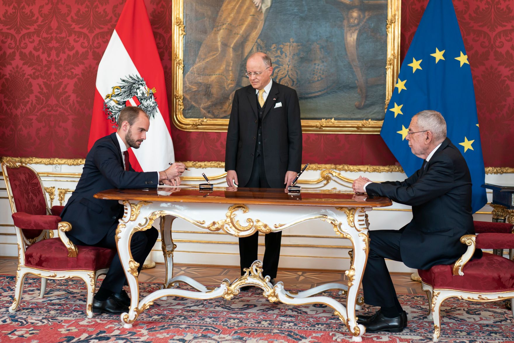 Am 11. Mai 2022 wurden Staatssekret&auml;rin Susanne Kraus-Winkler und Staatssekret&auml;r Florian Tursky (l.) angelobt. Im Bild mit Bundespr&auml;sident Alexander Van der Bellen (r.).