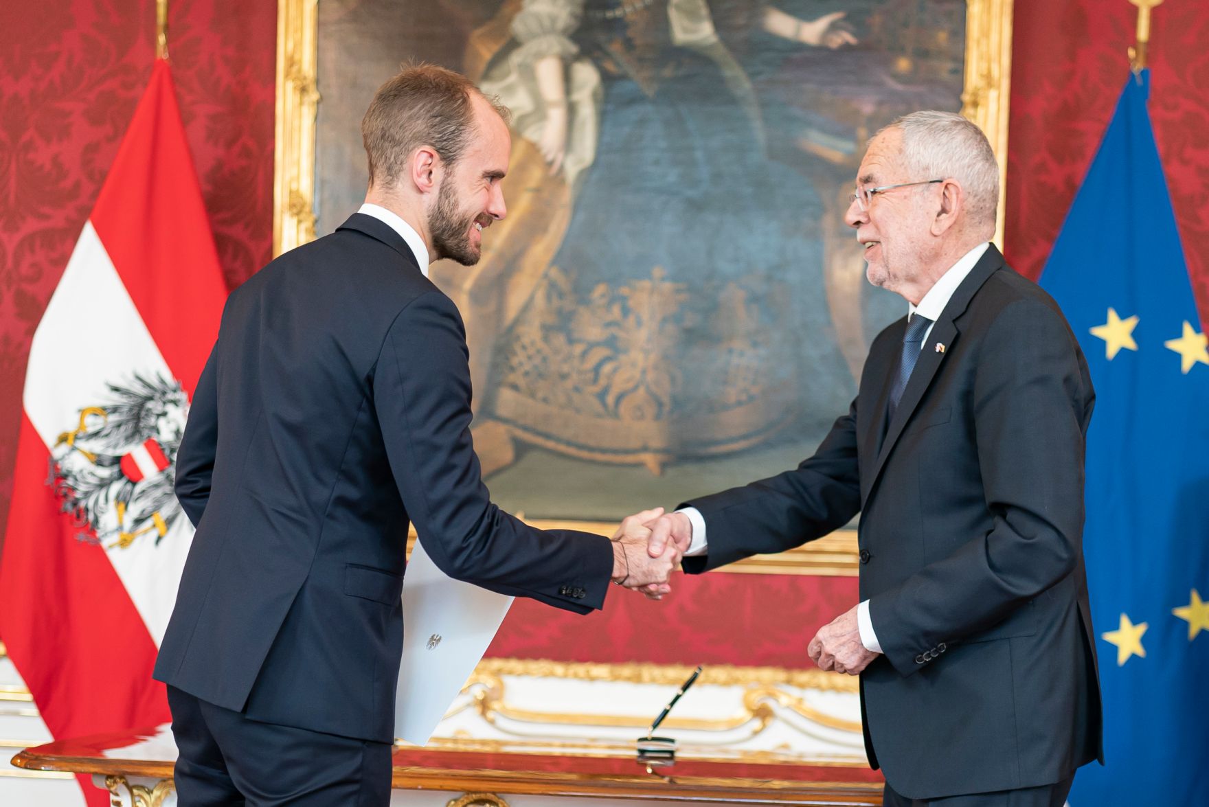 Am 11. Mai 2022 wurden Staatssekret&auml;rin Susanne Kraus-Winkler und Staatssekret&auml;r Florian Tursky (l.) angelobt. Im Bild mit Bundespr&auml;sident Alexander Van der Bellen (r.).