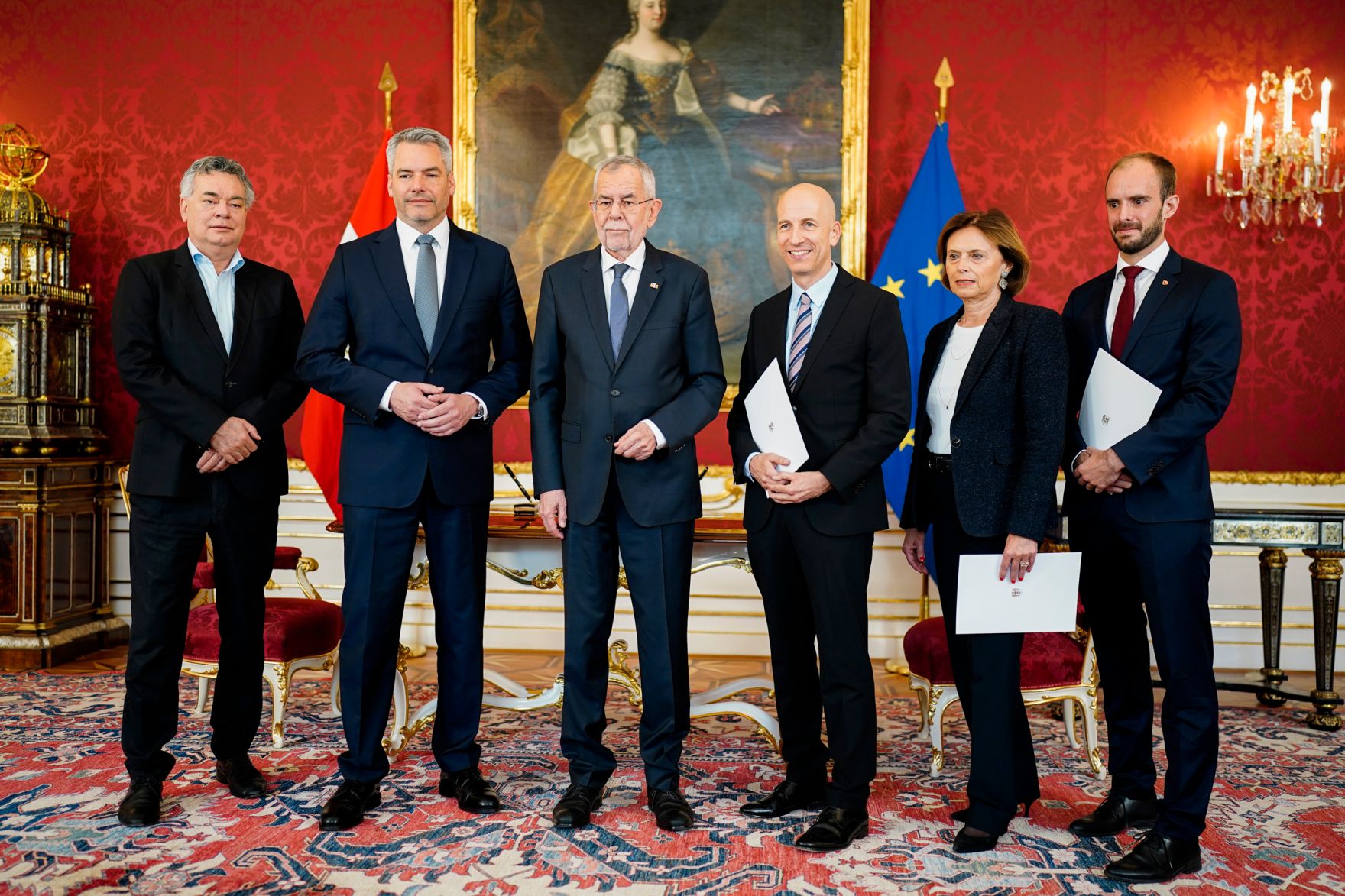 Am 11. Mai 2022 wurden Staatssekret&auml;rin Susanne Kraus-Winkler (2.v.r.) und Staatssekret&auml;r Florian Tursky (r.) angelobt. Im Bild mit Bundeskanzler Karl Nehammer (2.v.l.), Bundespr&auml;sident Alexander Van der Bellen (m.l.), Vizekanzler Werner Kogler (l.) und Bundesminister Martin Kocher (m.r.).