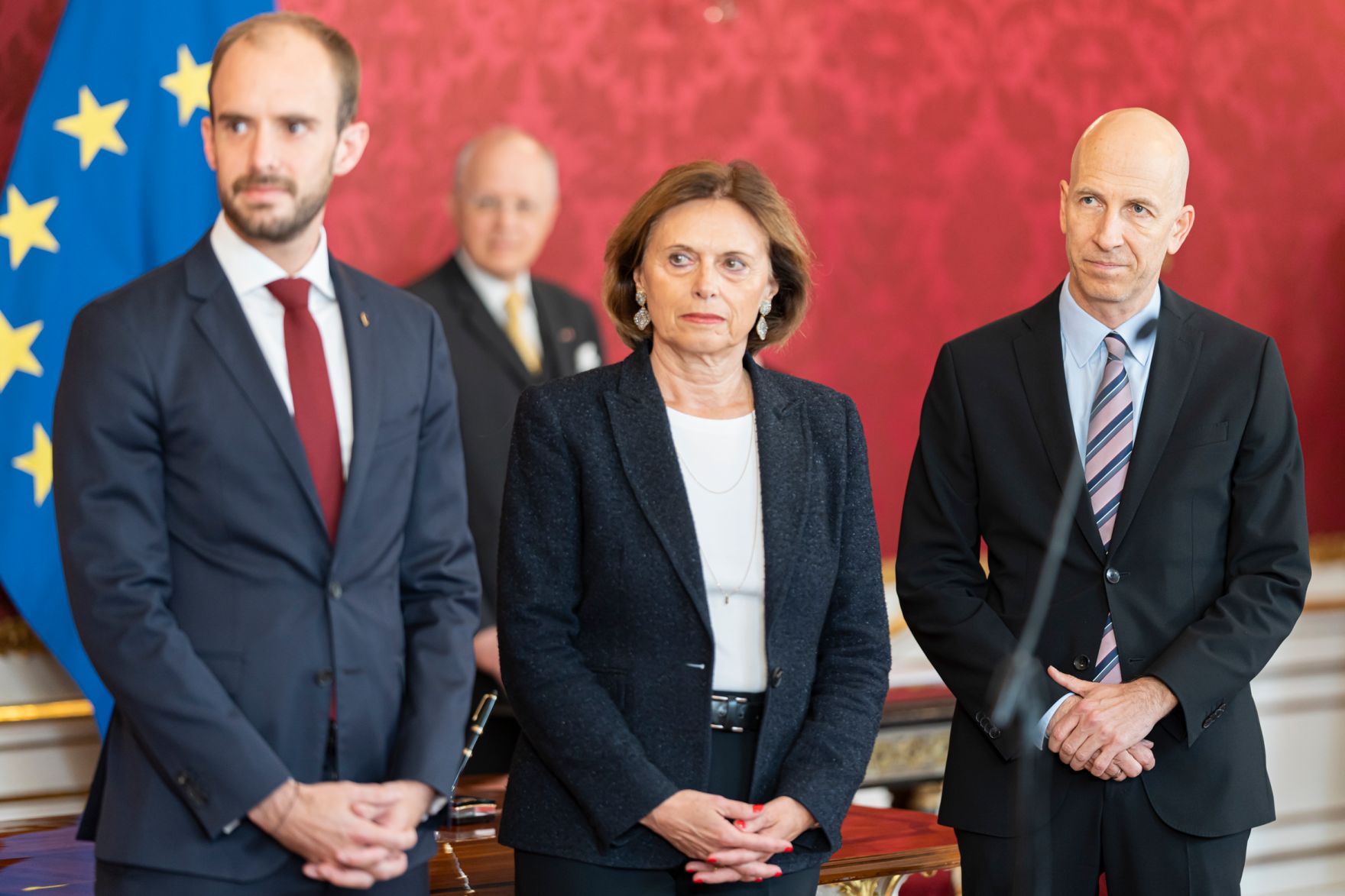Am 11. Mai 2022 wurden Staatssekret&auml;rin Susanne Kraus-Winkler (2.v.r.) und Staatssekret&auml;r Florian Tursky (l.) angelobt. Im Bild mit Bundesminister Martin Kocher (r.).