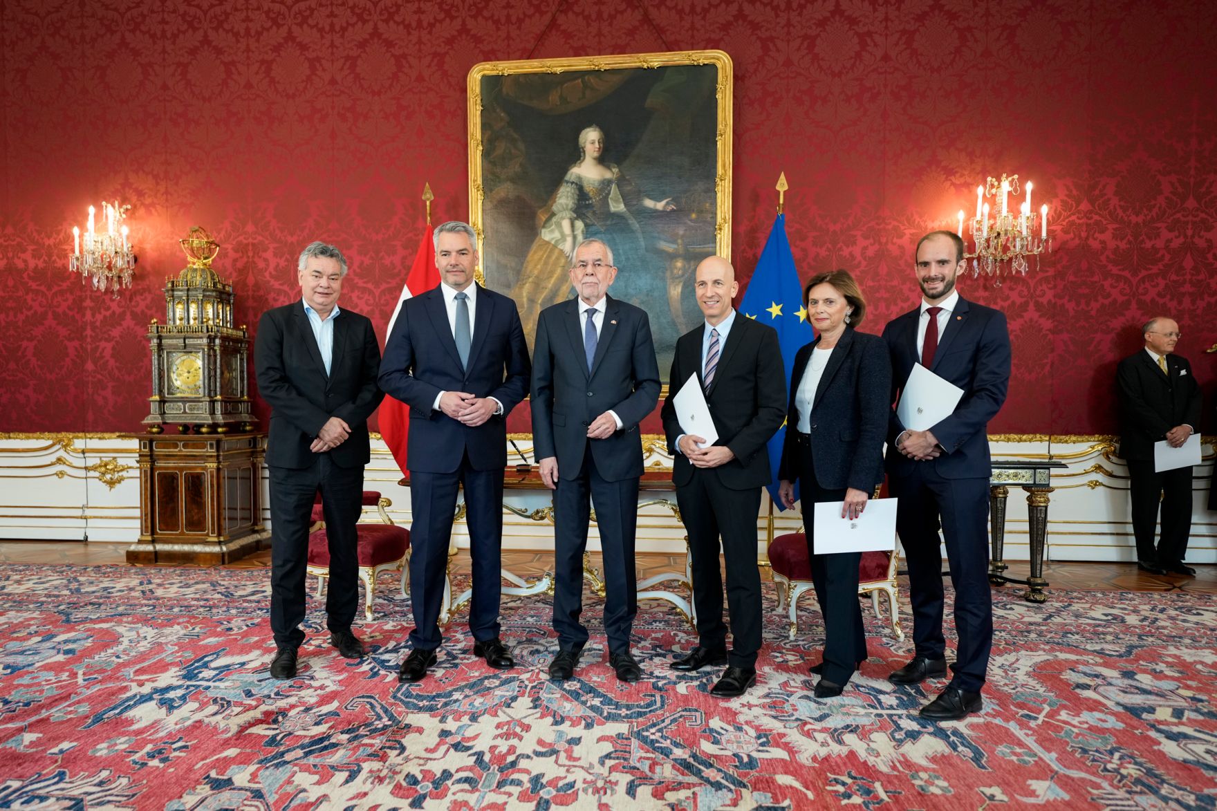 Am 11. Mai 2022 wurden Staatssekret&auml;rin Susanne Kraus-Winkler (2.v.r.) und Staatssekret&auml;r Florian Tursky (r.) angelobt. Im Bild mit Bundeskanzler Karl Nehammer (2.v.l.), Bundespr&auml;sident Alexander Van der Bellen (m.l.), Vizekanzler Werner Kogler (l.) und Bundesminister Martin Kocher (m.r.).