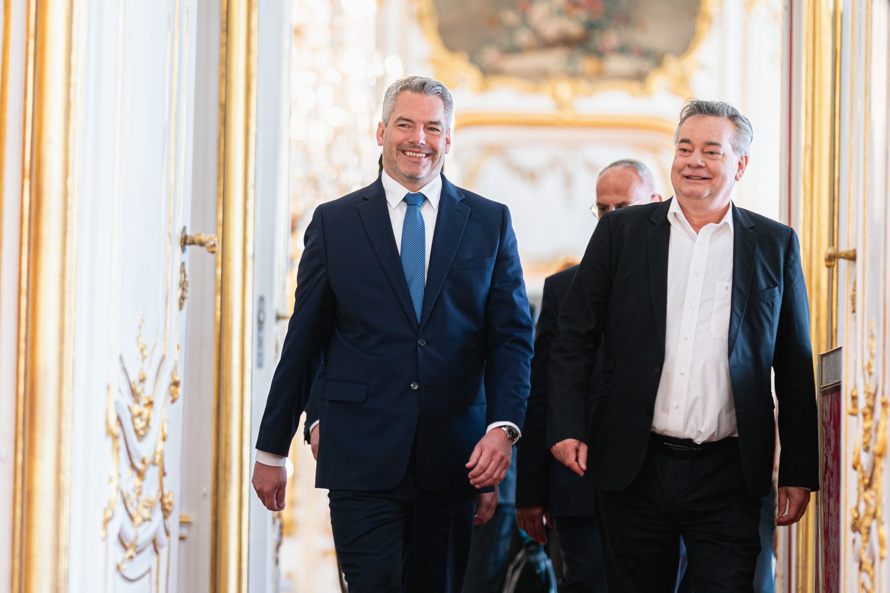 Am 18. Mai 2022 wurde Bundesminister Norbert Totschnig angelobt. Im Bild Bundeskanzler Karl Nehammer (l.) und Vizekanzler Werner Kogler (r.).