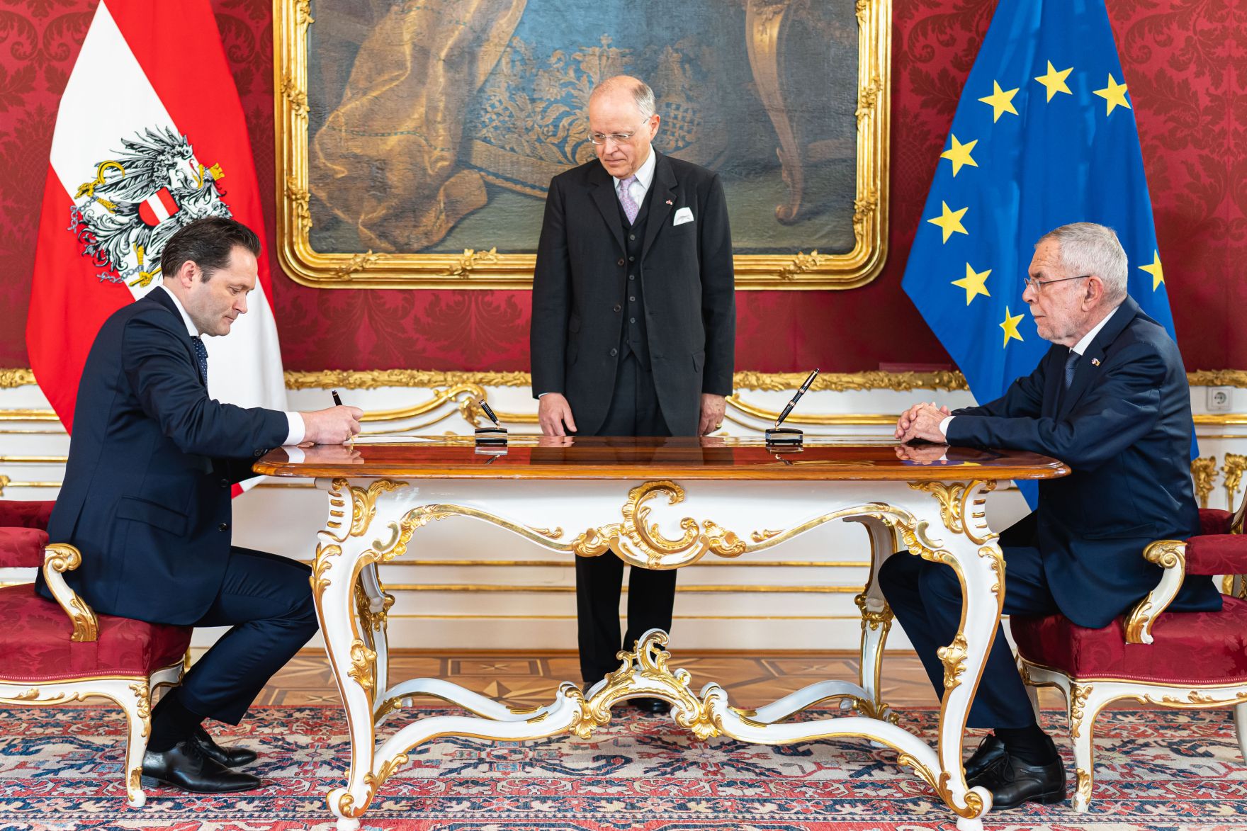 Am 18. Mai 2022 wurde Bundesminister Norbert Totschnig (l.) angelobt. Im Bild mit Bundespr&auml;sident Alexander van der Bellen (r.).
