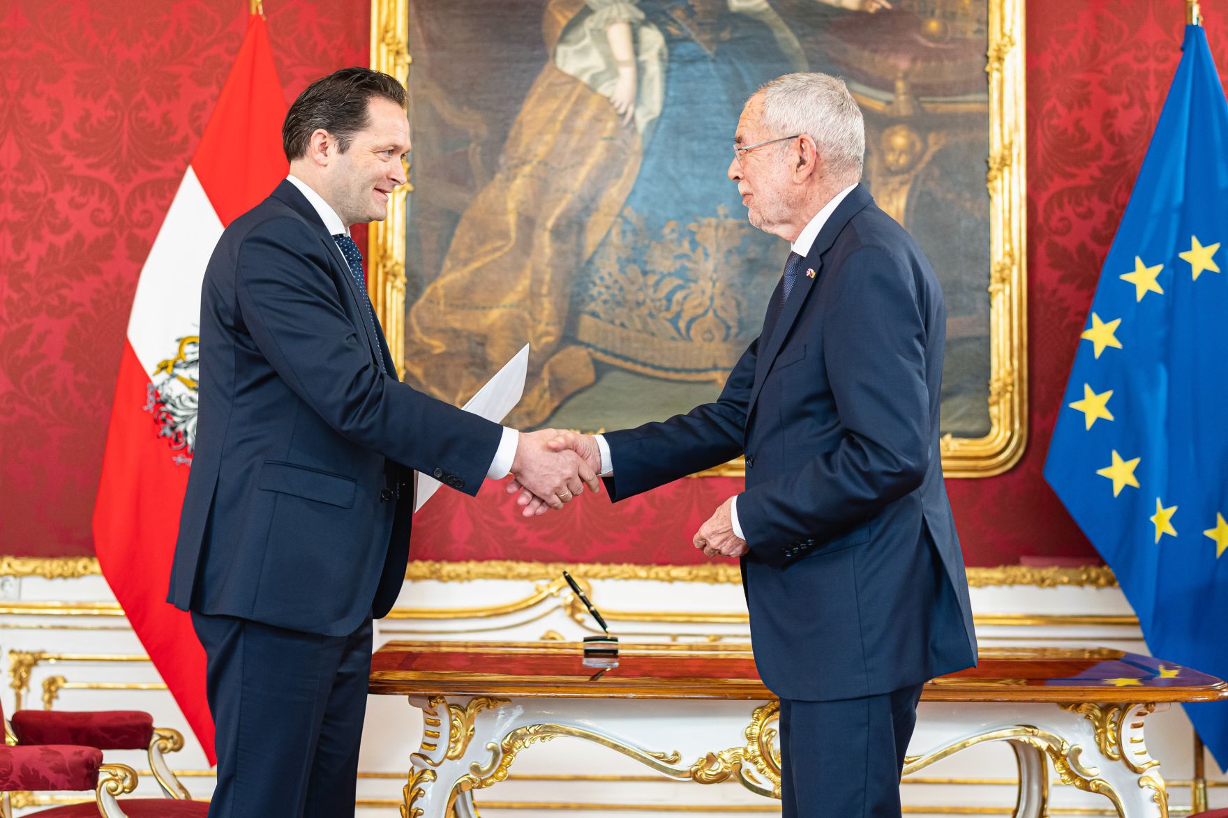Am 18. Mai 2022 wurde Bundesminister Norbert Totschnig (l.) angelobt. Im Bild mit Bundespr&auml;sident Alexander van der Bellen (r.).