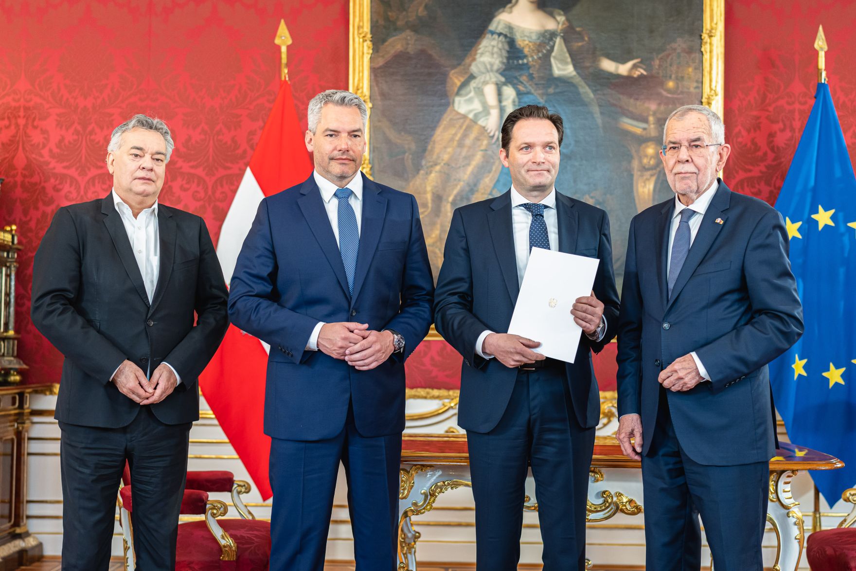 Am 18. Mai 2022 wurde Bundesminister Norbert Totschnig (3.v.l.) angelobt. Im Bild mit Bundespr&auml;sident Alexander van der Bellen (r.), Bundeskanzler Karl Nehammer (2.v.l.) und Vizekanzler Werner Kogler (l.).
