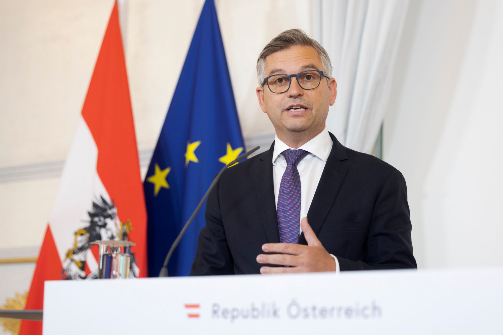 Am 18. Mai 2022 nahmen Bundesminister Magnus Brunner (l.) und Bundesministerin Leonore Gewessler am Pressefoyer nach dem Ministerrat teil.
