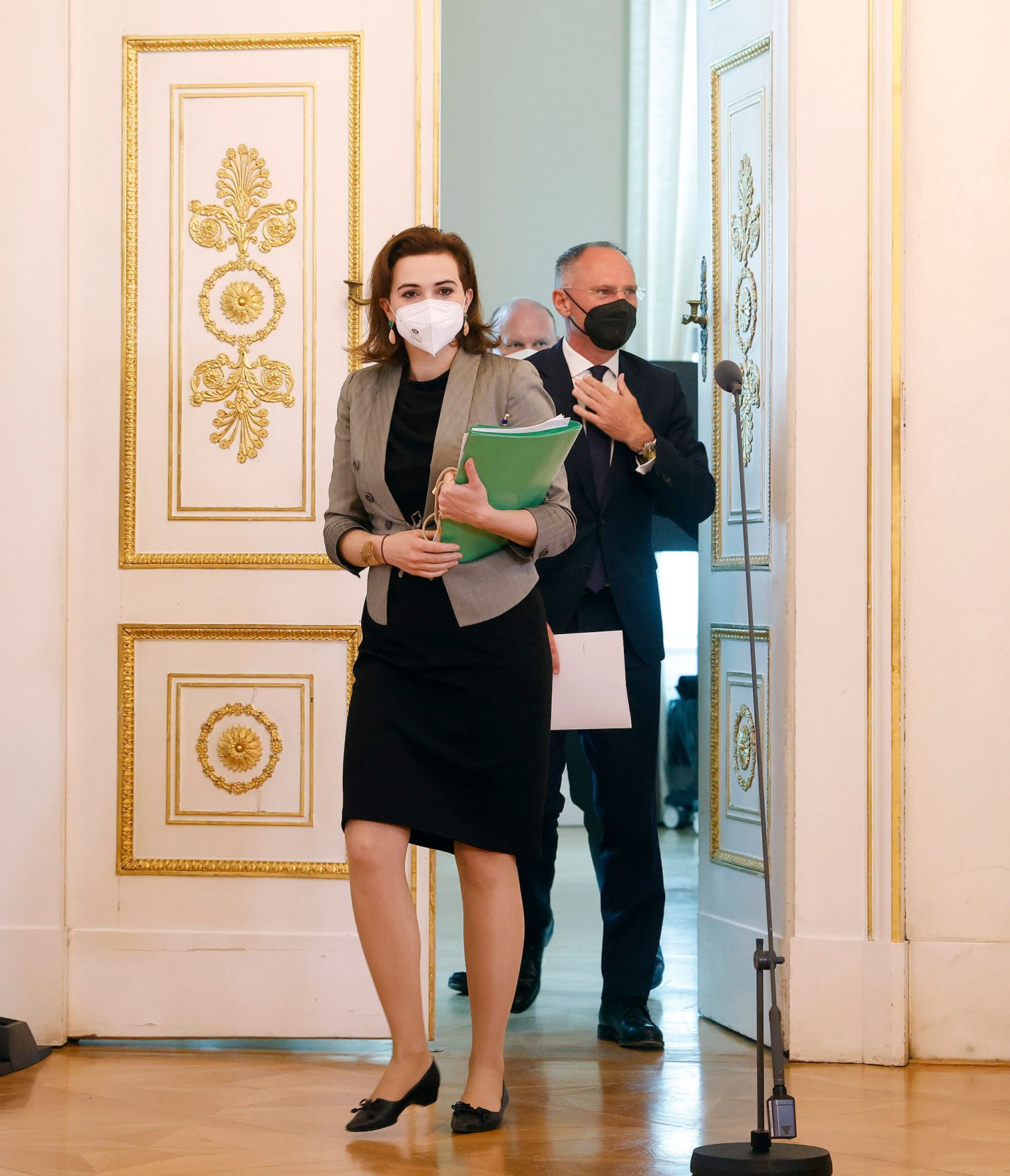 Am 25. Mai 2022 nahmen Bundesministerin Alma Zadic (l.) und Bundesminister Gerhard Karner (r.) am Pressefoyer nach dem Ministerrat teil.