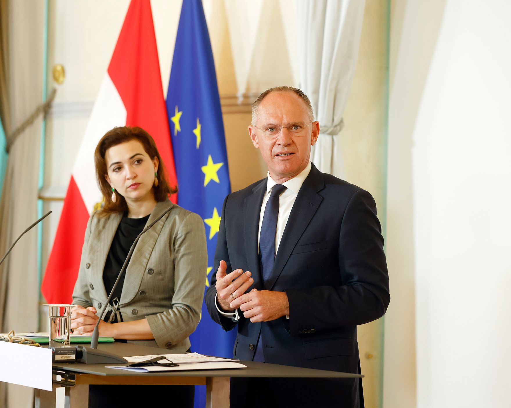 Am 25. Mai 2022 nahmen Bundesministerin Alma Zadic (l.) und Bundesminister Gerhard Karner (r.) am Pressefoyer nach dem Ministerrat teil.