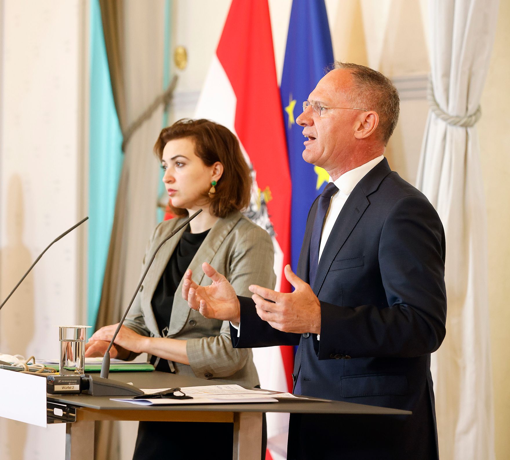 Am 25. Mai 2022 nahmen Bundesministerin Alma Zadic (l.) und Bundesminister Gerhard Karner (r.) am Pressefoyer nach dem Ministerrat teil.