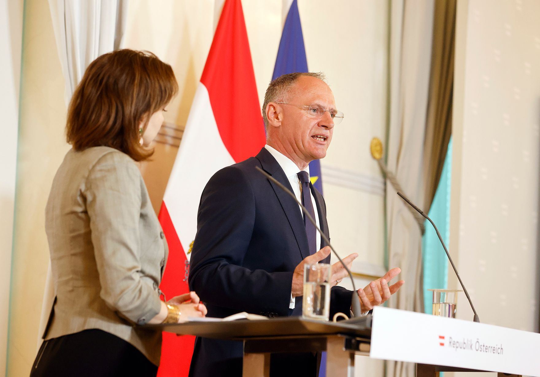 Am 25. Mai 2022 nahmen Bundesministerin Alma Zadic (l.) und Bundesminister Gerhard Karner (r.) am Pressefoyer nach dem Ministerrat teil.