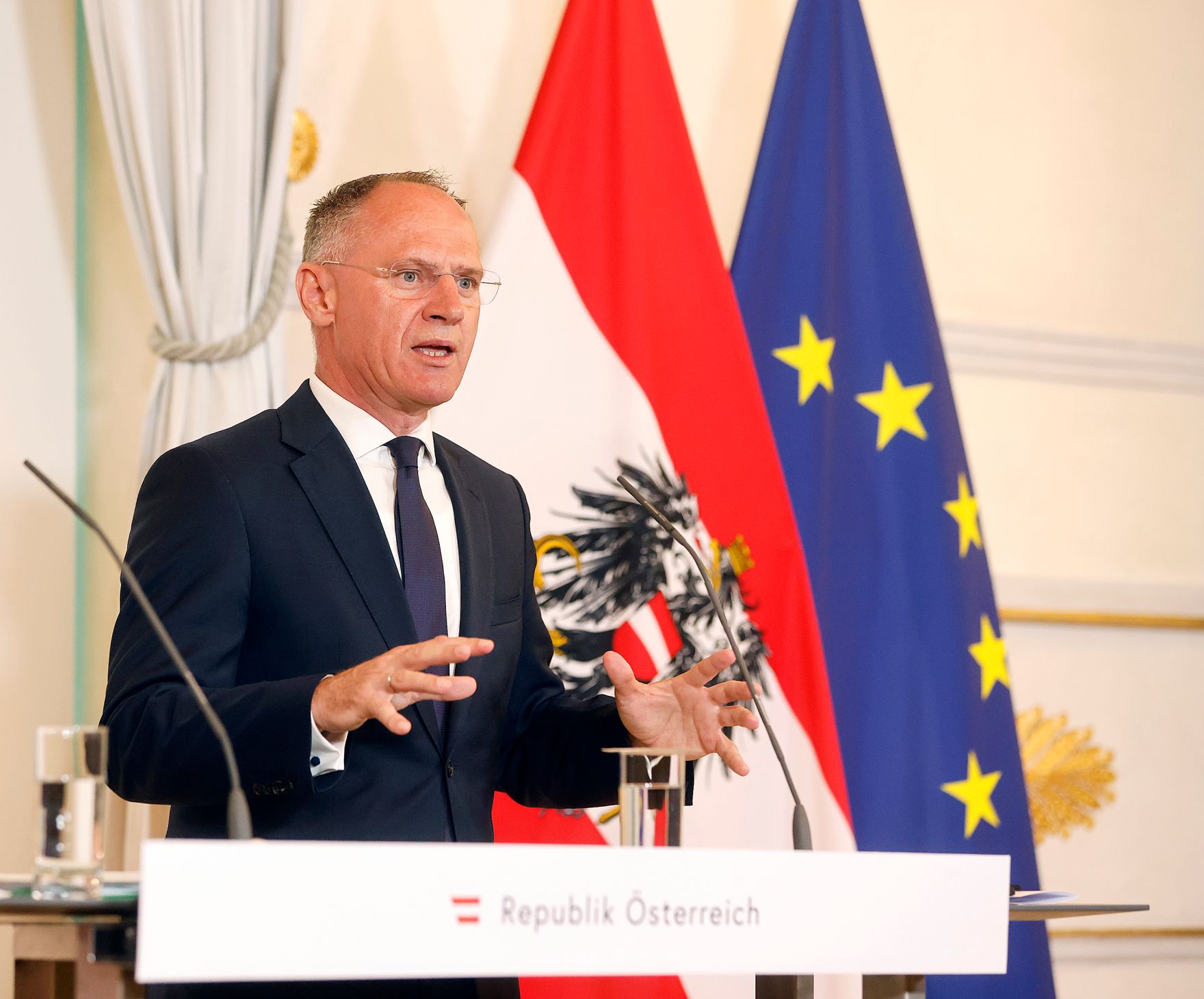 Am 25. Mai 2022 nahmen Bundesministerin Alma Zadic und Bundesminister Gerhard Karner (im Bild) am Pressefoyer nach dem Ministerrat teil.