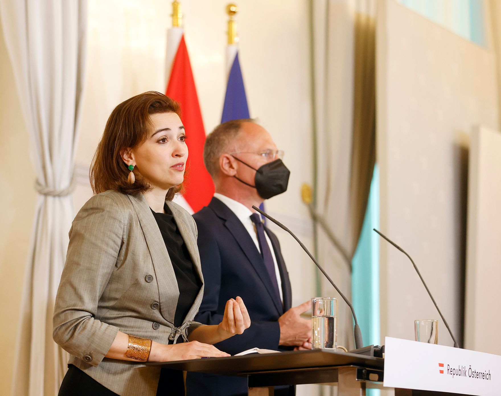 Am 25. Mai 2022 nahmen Bundesministerin Alma Zadic (l.) und Bundesminister Gerhard Karner (r.) am Pressefoyer nach dem Ministerrat teil.
