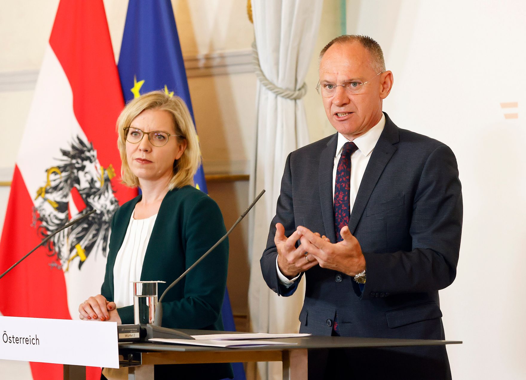 Am 8. Juni 2022 nahmen Bundesministerin Leonore Gewessler (l.) und Bundesminister Gerhard Karner (r.) am Pressefoyer nach dem Ministerrat teil.