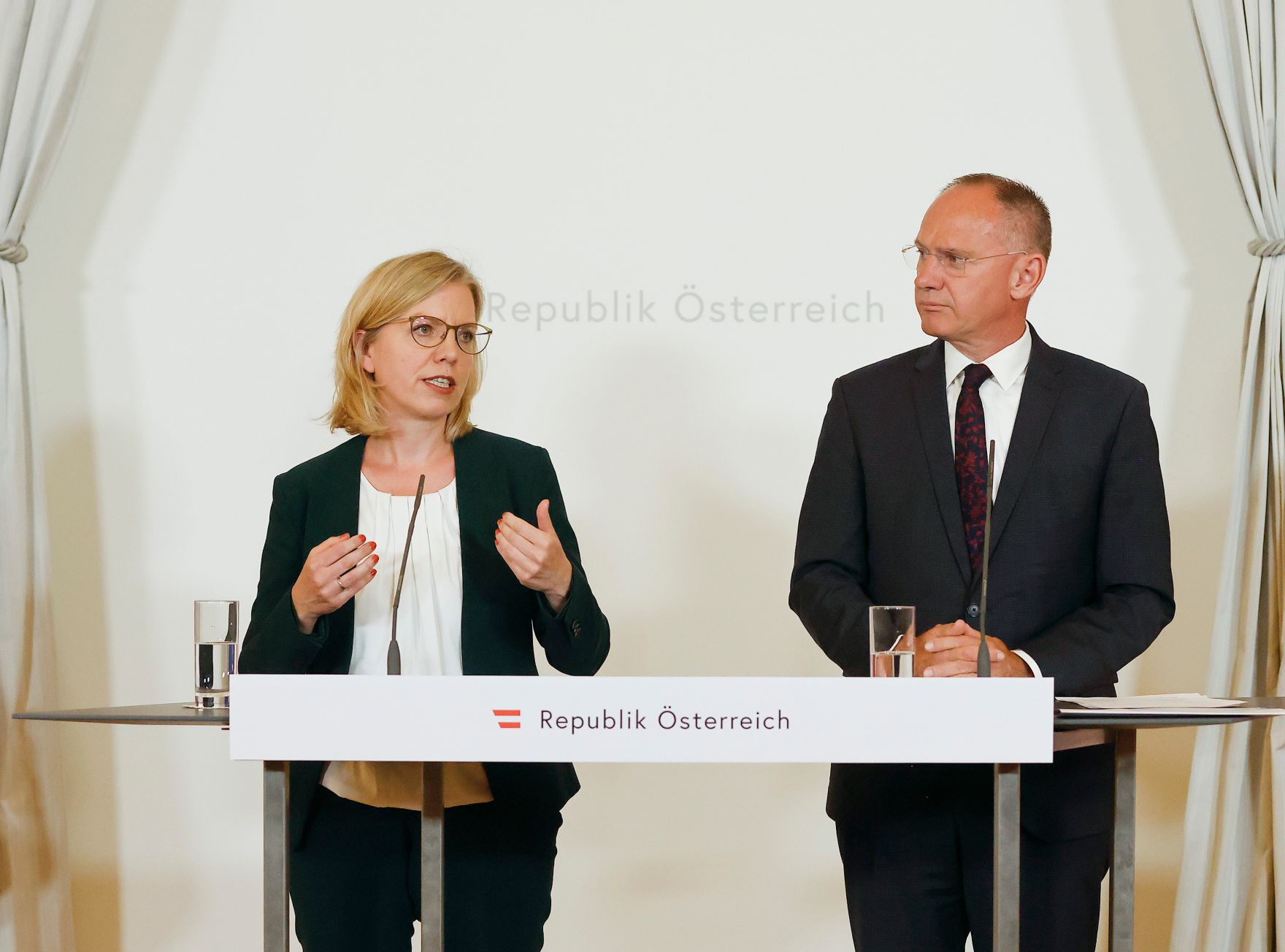 Am 8. Juni 2022 nahmen Bundesministerin Leonore Gewessler (l.) und Bundesminister Gerhard Karner (r.) am Pressefoyer nach dem Ministerrat teil.