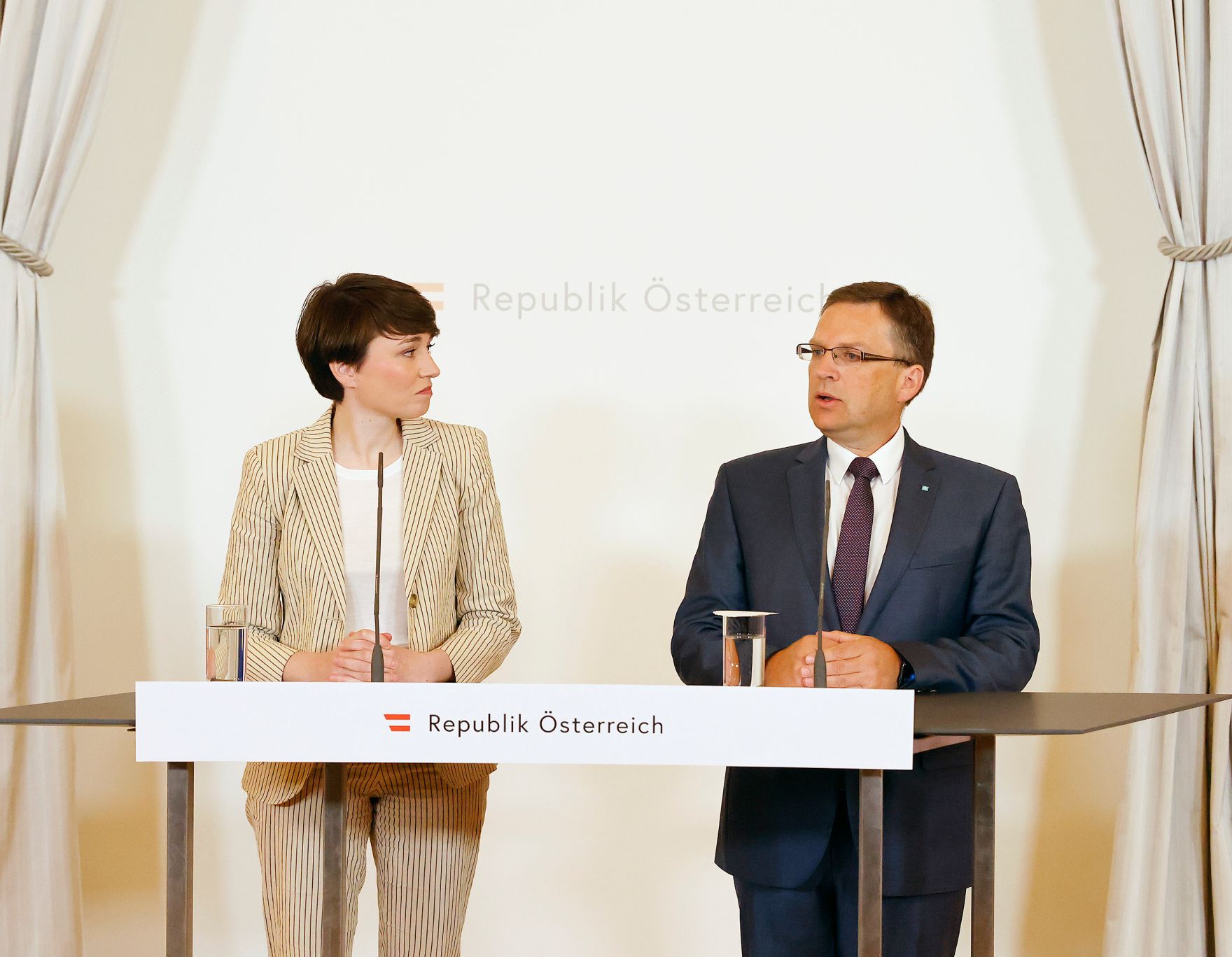 Am 22. Juni 2022 nahmen Klubobfrau Sigrid Maurer (l.) und Klubobmann August W&ouml;ginger (r.) am Pressefoyer nach dem Ministerrat teil.
