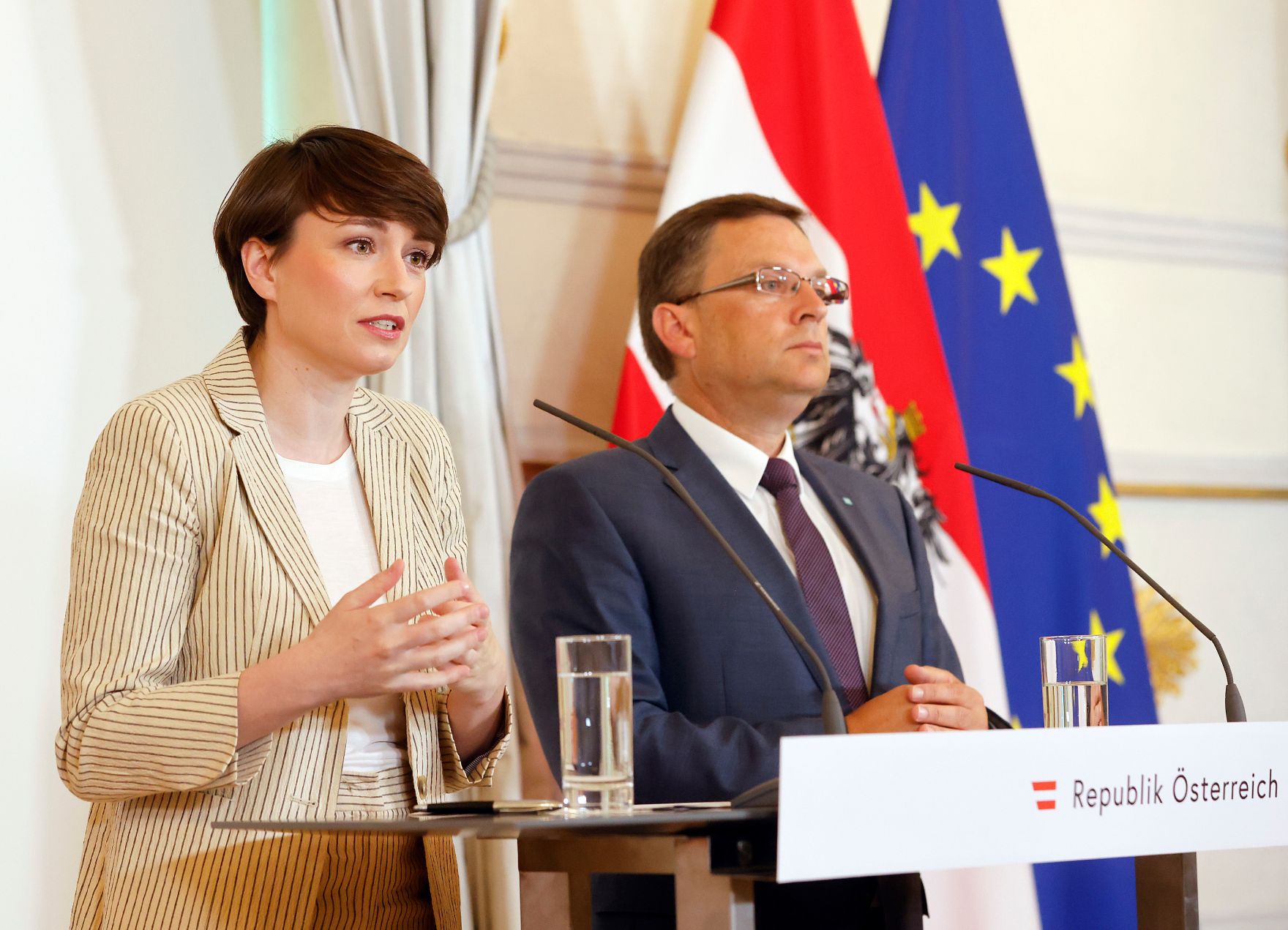 Am 22. Juni 2022 nahmen Klubobfrau Sigrid Maurer (l.) und Klubobmann August W&ouml;ginger (r.) am Pressefoyer nach dem Ministerrat teil.