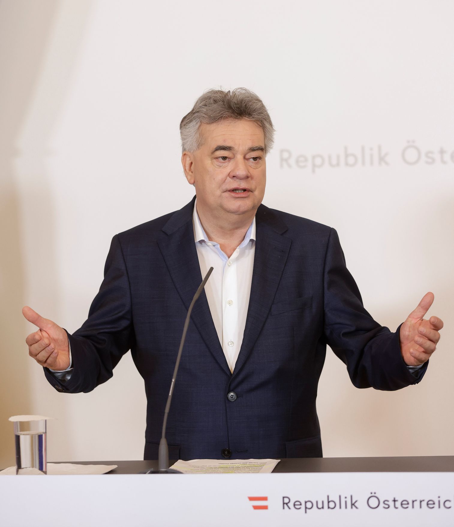 Am 29. Juni 2022 nahmen Vizekanzler Werner Kogler (im Bild) und Bundesminister Martin Polaschek am Pressefoyer nach dem Ministerrat teil.