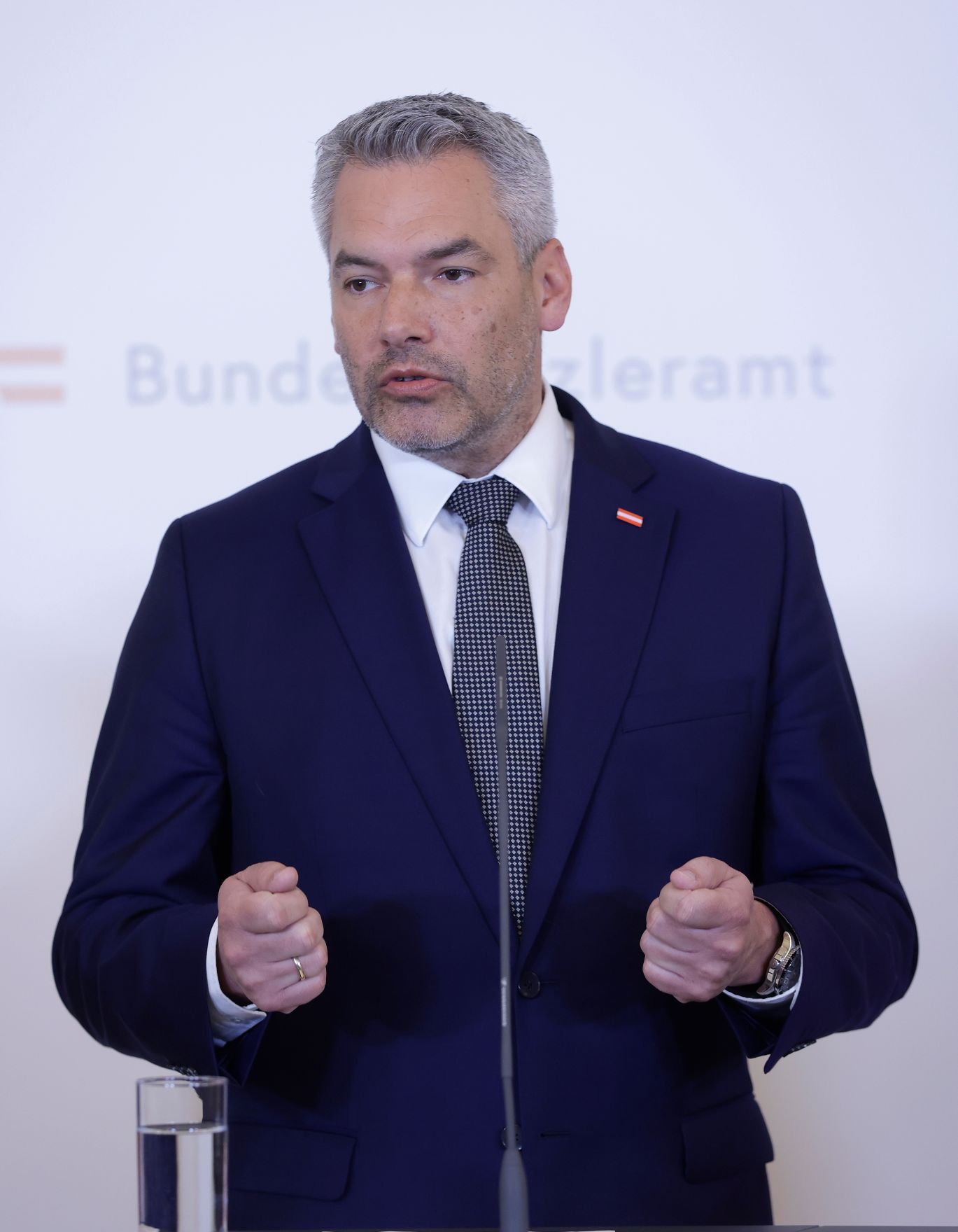 Am 6. Juli 2022 nahmen Bundeskanzler Karl Nehammer (im Bild), Bundesministerin Leonore Gewessler und Bundesminister Martin Kocher am Pressefoyer nach dem Ministerrat teil.