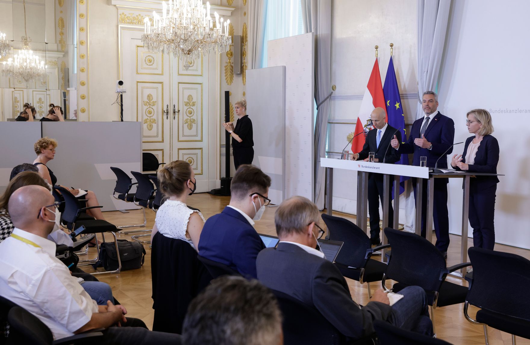 Am 6. Juli 2022 nahmen Bundeskanzler Karl Nehammer, Bundesministerin Leonore Gewessler und Bundesminister Martin Kocher am Pressefoyer nach dem Ministerrat teil.