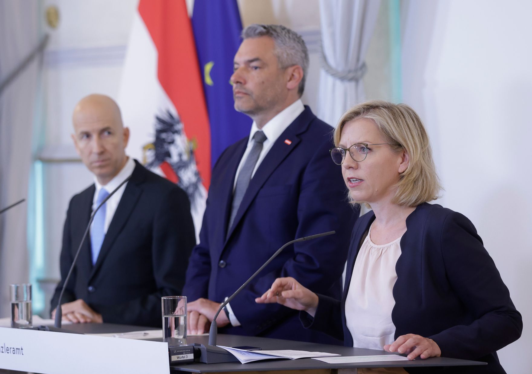 Am 6. Juli 2022 nahmen (v.l.n.r.) Bundesminister Martin Kocher, Bundeskanzler Karl Nehammer und Bundesministerin Leonore Gewessler am Pressefoyer nach dem Ministerrat teil.
