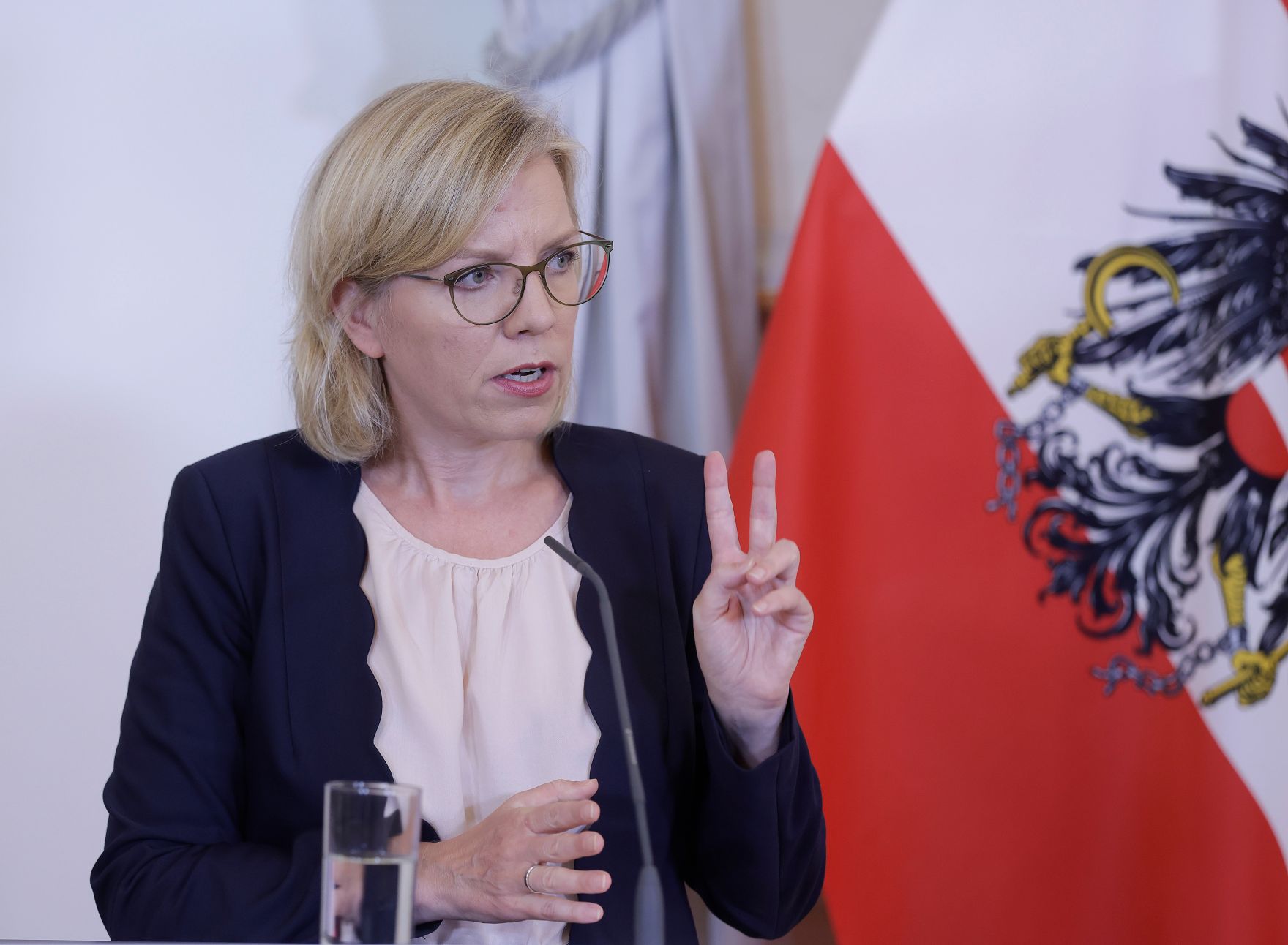 Am 6. Juli 2022 nahmen Bundesminister Martin Kocher, Bundeskanzler Karl Nehammer und Bundesministerin Leonore Gewessler (im Bild) am Pressefoyer nach dem Ministerrat teil.