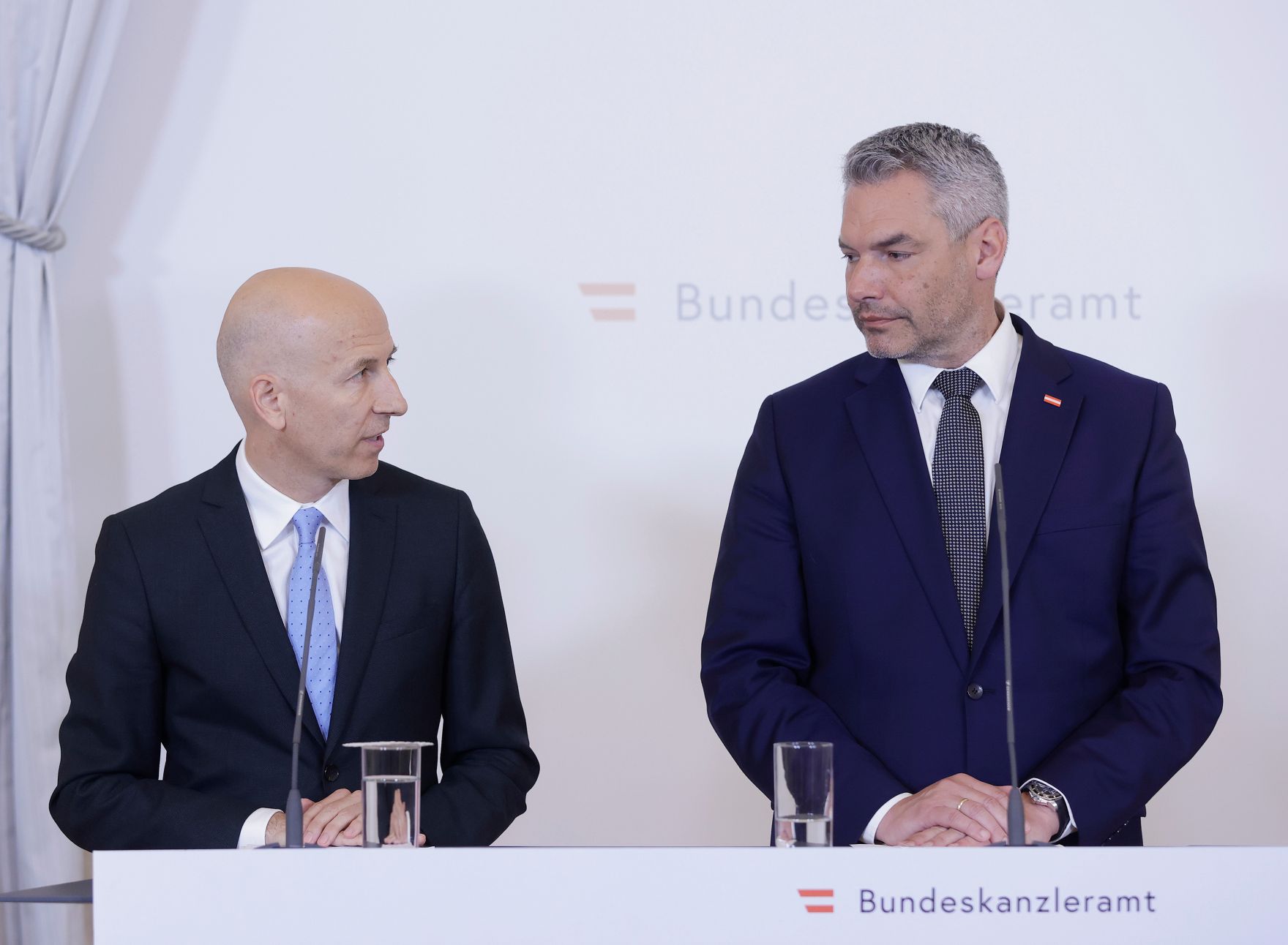 Am 6. Juli 2022 nahmen Bundeskanzler Karl Nehammer (r.), Bundesministerin Leonore Gewessler und Bundesminister Martin Kocher (l.) am Pressefoyer nach dem Ministerrat teil.