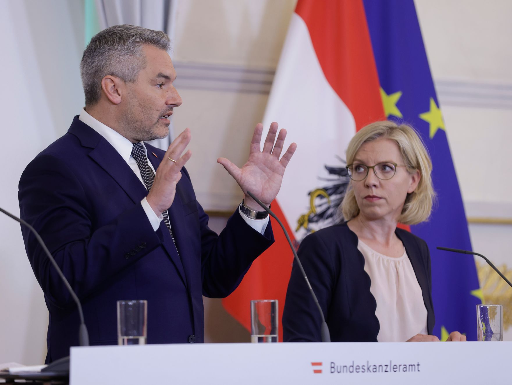 Am 6. Juli 2022 nahmen Bundeskanzler Karl Nehammer (l.), Bundesministerin Leonore Gewessler (r.) und Bundesminister Martin Kocher am Pressefoyer nach dem Ministerrat teil.
