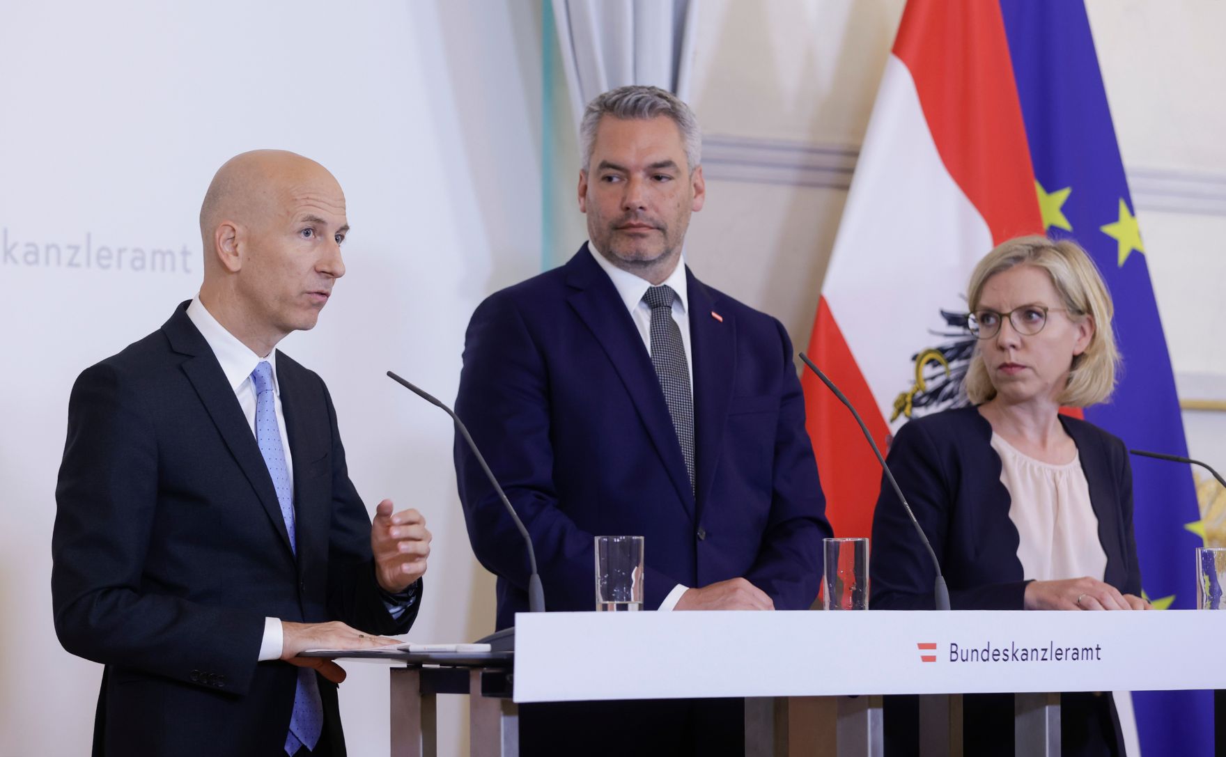Am 6. Juli 2022 nahmen (v.l.n.r.) Bundesminister Martin Kocher, Bundeskanzler Karl Nehammer und Bundesministerin Leonore Gewessler am Pressefoyer nach dem Ministerrat teil.