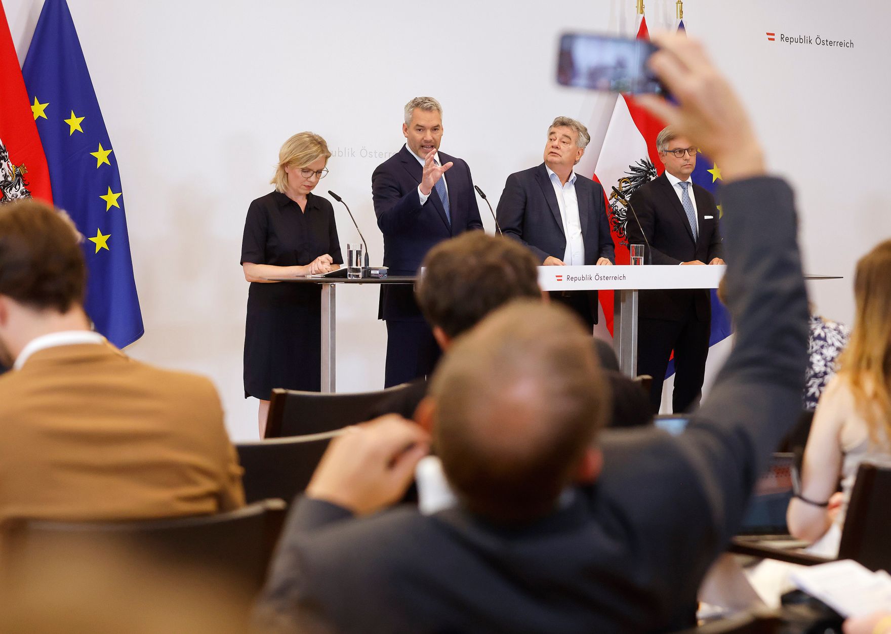 Am 27. Juli 2022 fand der Sommerministerrat der &Ouml;sterreichischen Bundesregierung statt. Im Bild (v.l.n.r.) Bundesministerin Leonore Gewessler, Bundeskanzler Karl Nehammer, Vizekanzler Werner Kogler und Bundesminister Magnus Brunner bei der Pressekonferenz.