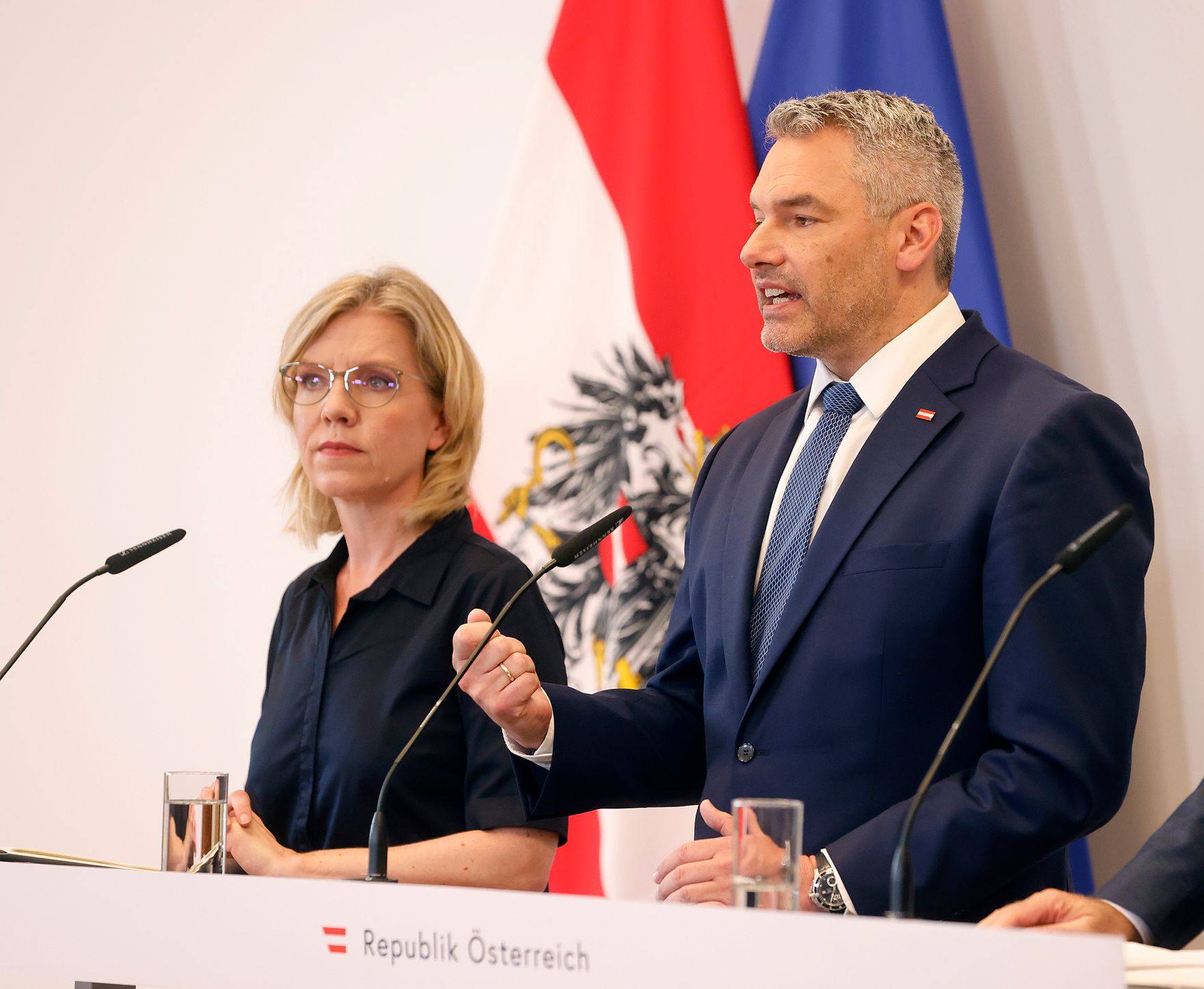 Am 27. Juli 2022 fand der Sommerministerrat der &Ouml;sterreichischen Bundesregierung statt. Im Bild Bundeskanzler Karl Nehammer (r.) und Bundesministerin Leonore Gewessler (l.) bei der Pressekonferenz.