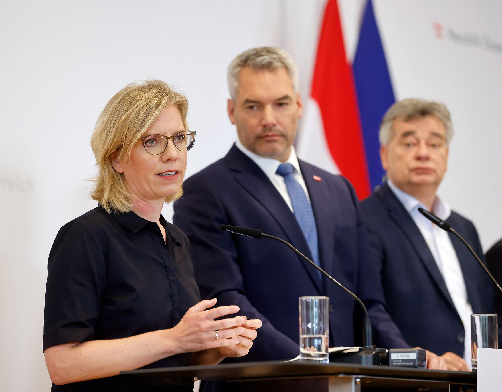 Am 27. Juli 2022 fand der Sommerministerrat der &Ouml;sterreichischen Bundesregierung statt. Im Bild (v.l.n.r.) Bundesministerin Leonore Gewessler, Bundeskanzler Karl Nehammer und Vizekanzler Werner Kogler bei der Pressekonferenz.