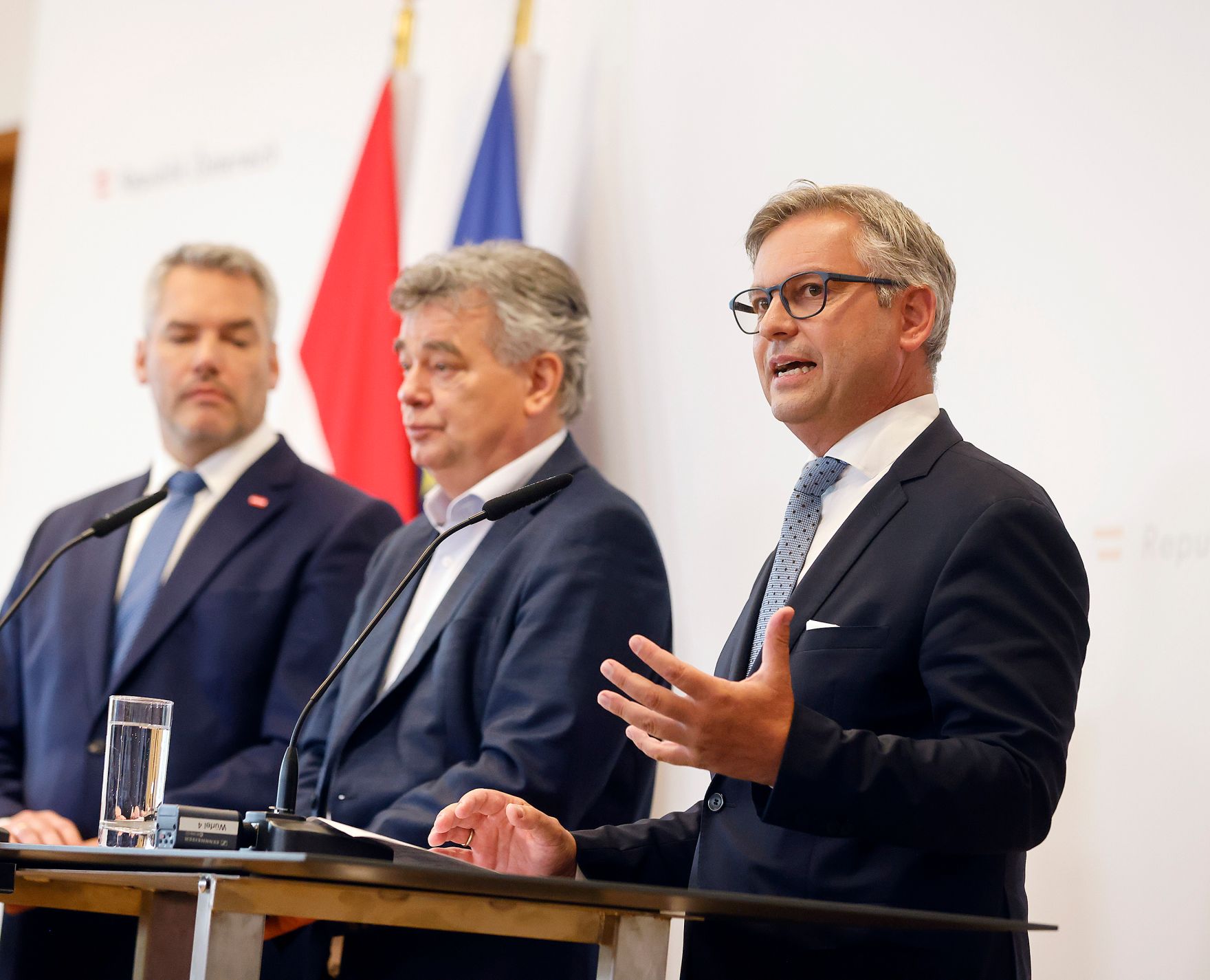 Am 27. Juli 2022 fand der Sommerministerrat der &Ouml;sterreichischen Bundesregierung statt. Im Bild (v.l.n.r.) Bundeskanzler Karl Nehammer, Vizekanzler Werner Kogler und Bundesminister Magnus Brunner bei der Pressekonferenz.